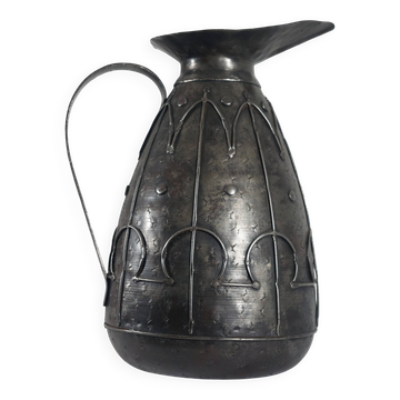 Rare pichet en métal forgé à la main et artisanat de France
