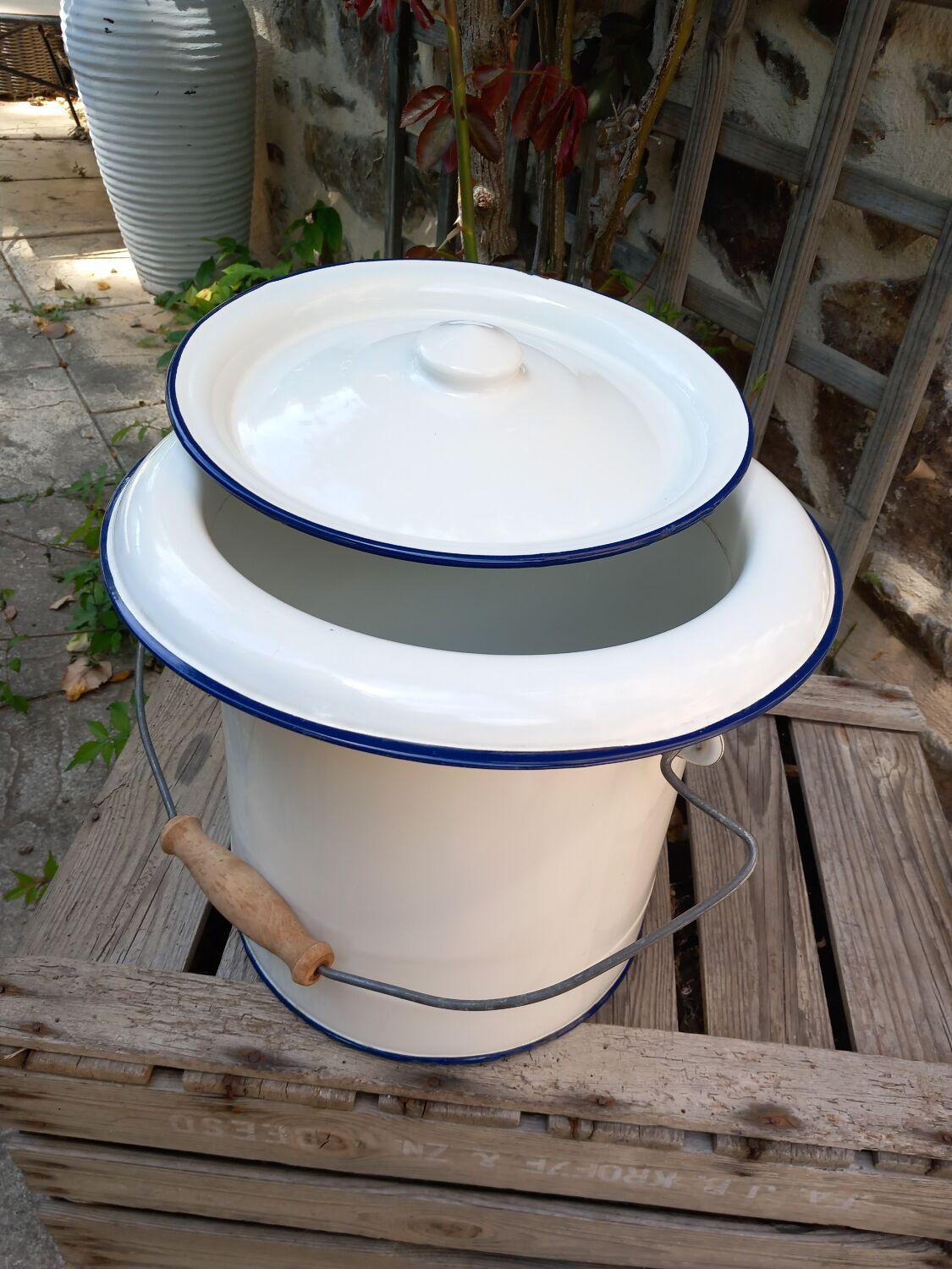 Enamelled sheet metal chamber pot / bucket