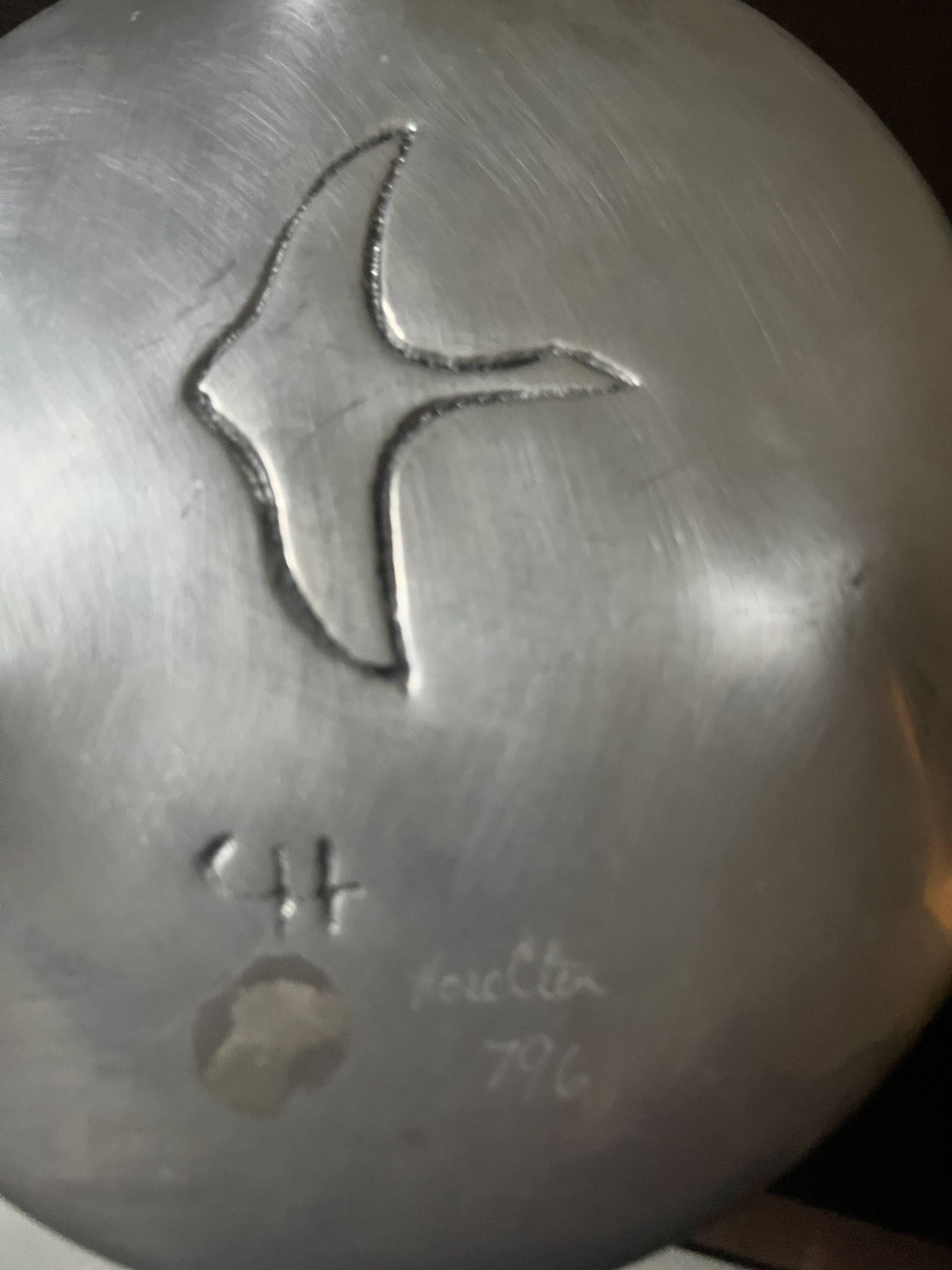 vide poche en aluminium poli, signée et estampillée dans la masse