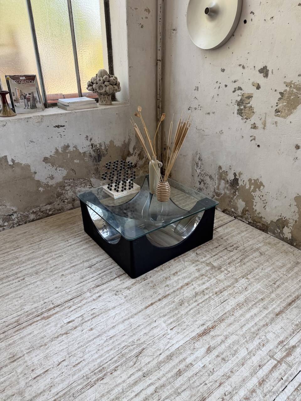 Table basse socle moulé et chrome, années 70