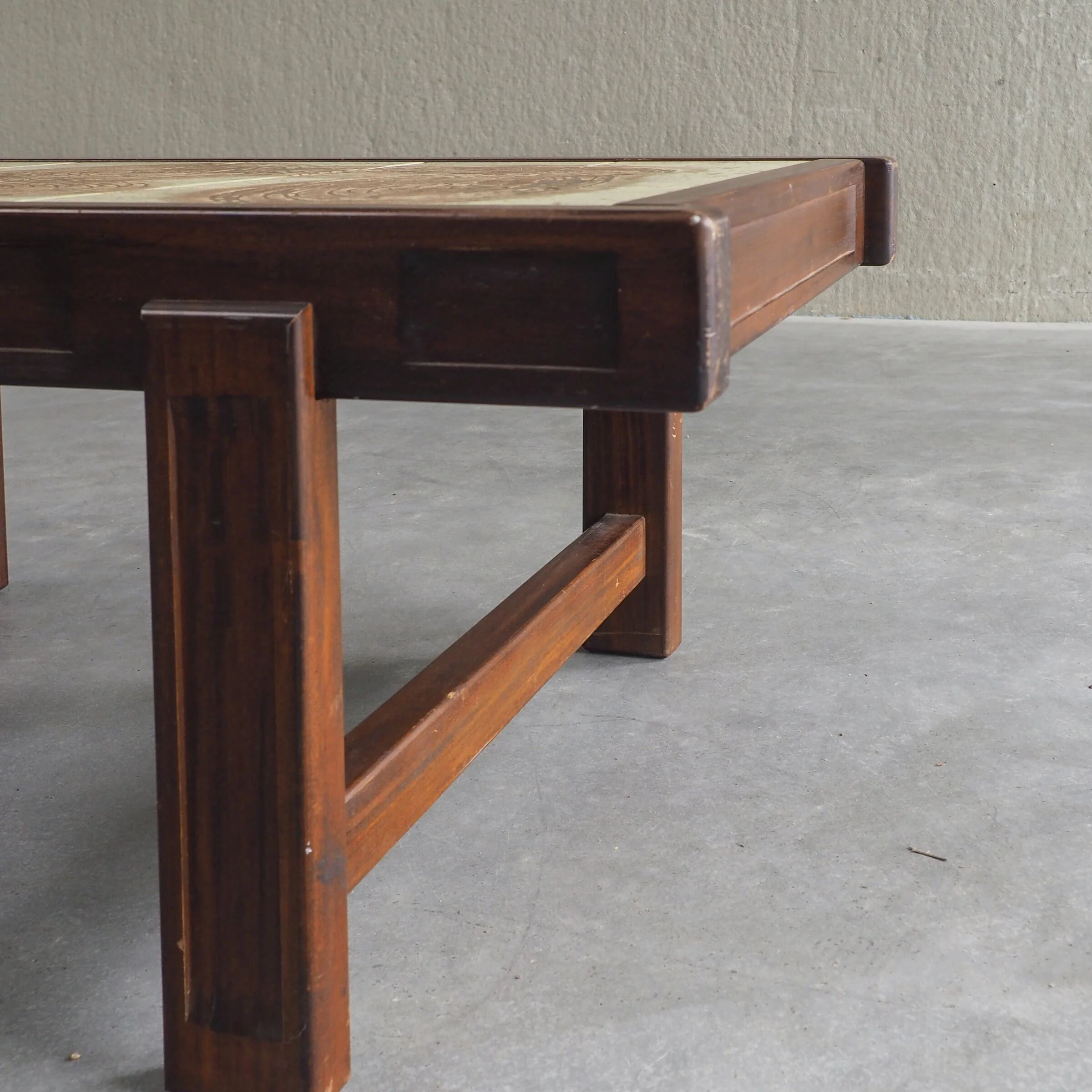 Table basse carrelée du milieu du siècle par Jean D’Asti