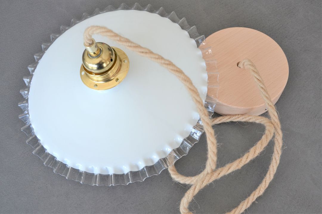 Pleated opaline suspension and jute cord