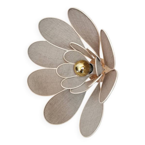 Applique murale fleur composée de pétales en rotin et lin naturel — Beyit