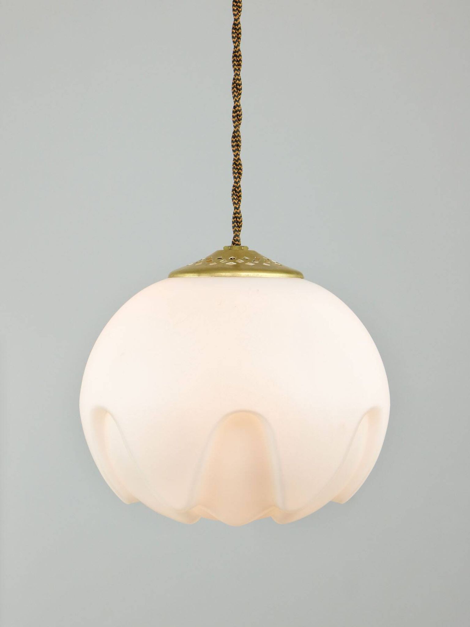 Lampe suspendue en laiton et opaline italienne du milieu du siècle