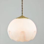 Lampe suspendue en laiton et opaline italienne du milieu du siècle