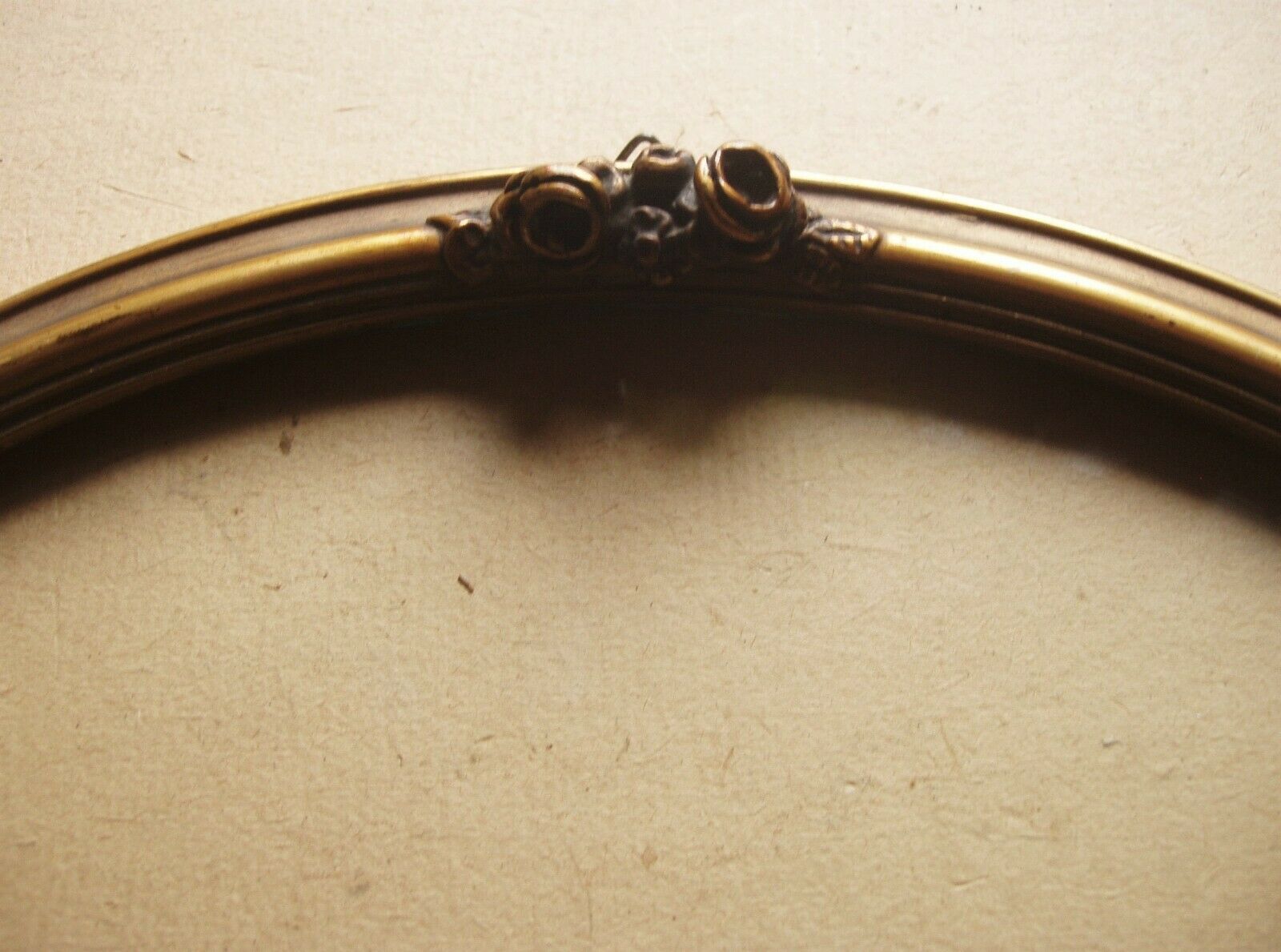 Oval frame in wood and gilded stucco in Louis XVI style - late 19th century