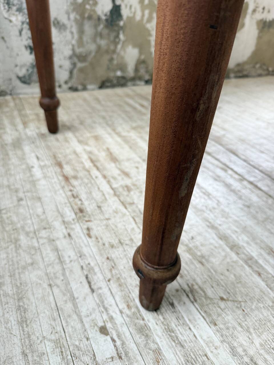 Turned leg cherry table 160cm