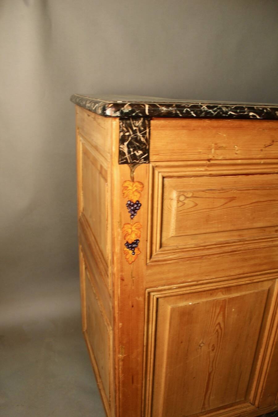 Counter bank with grape decoration