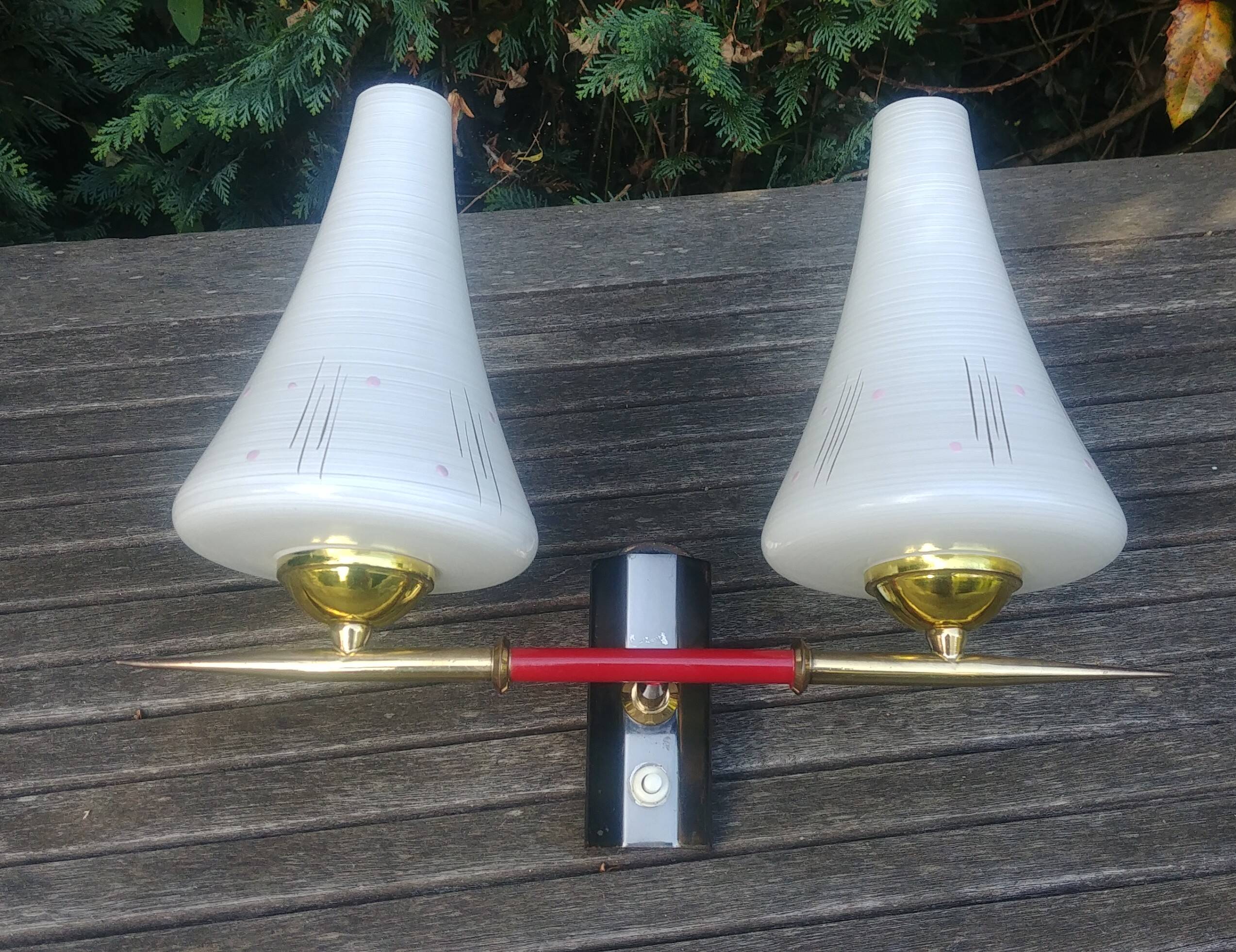 Vintage wall light from the 40s/50s with its two glass sconces on a brass support