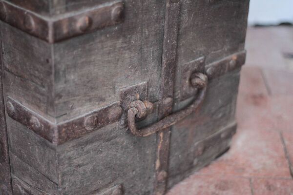 Ancien coffre bois avec ferrures, coffre de corsaire, coffre de rangement