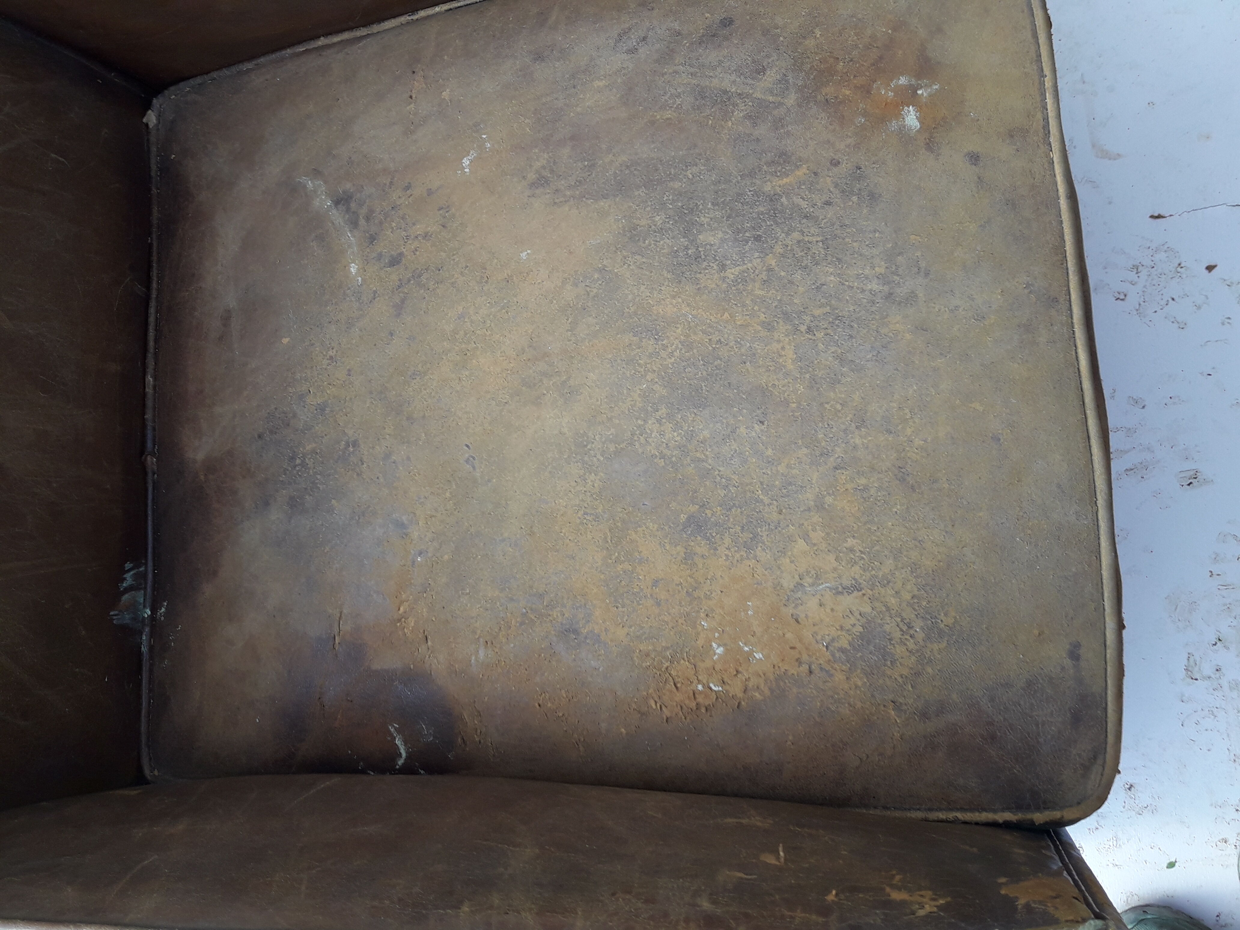 Paire de fauteuils club en cuir marron