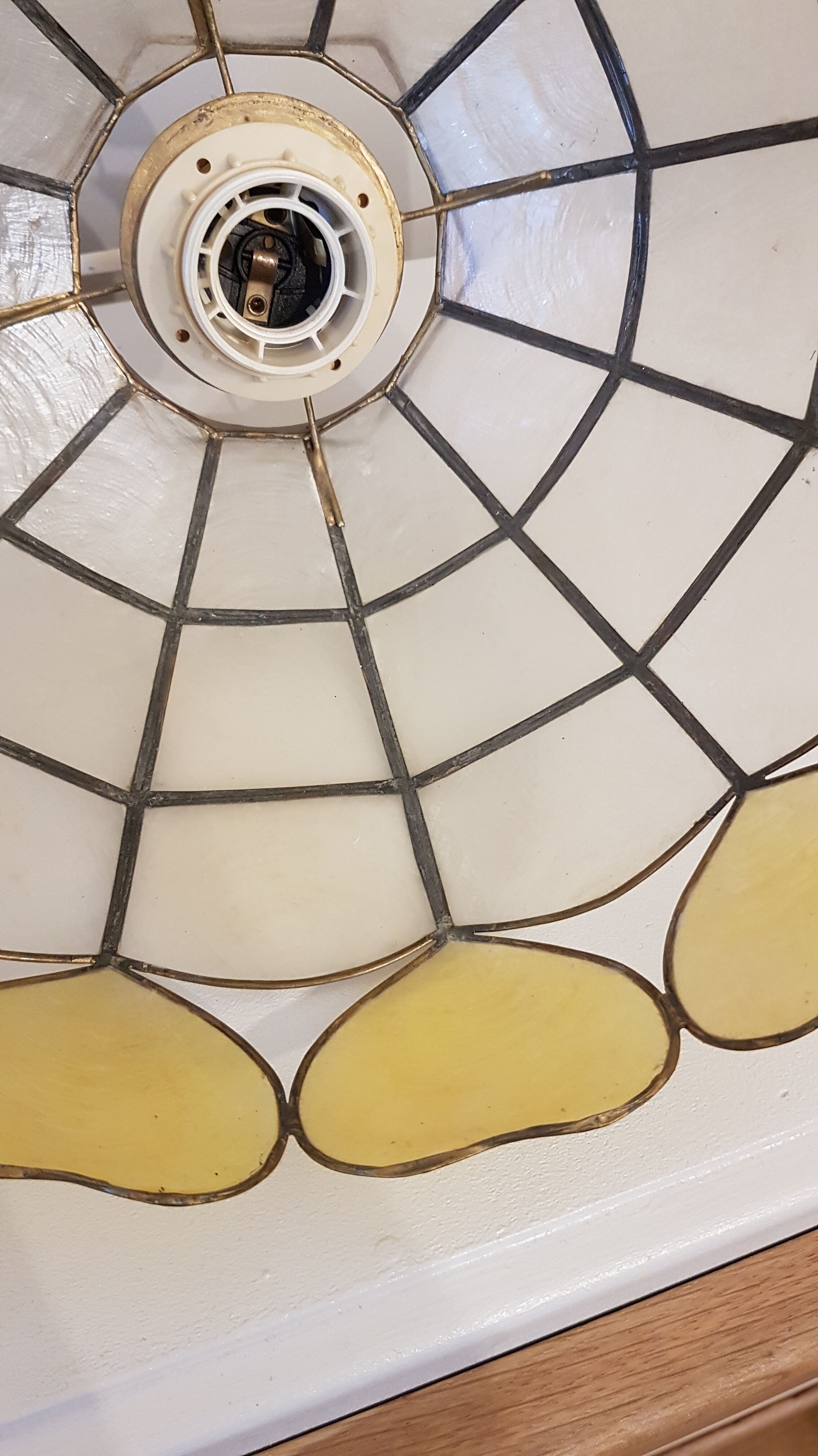 Chandelier in mother-of-pearl and brass