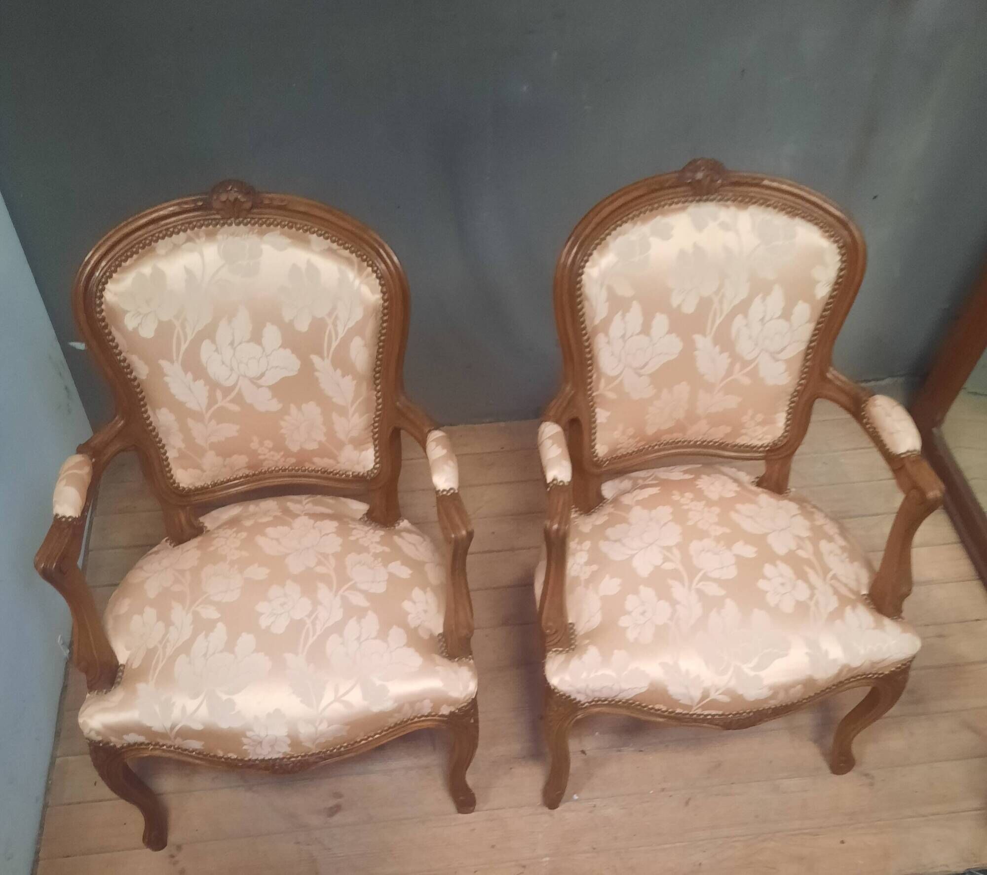 Paire de fauteuils tapissés de style Louis XV