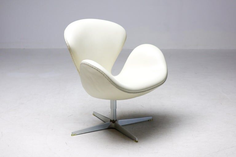 Arne Jacobsen – Swan Chair 50th Anniversary, champagne, limited edition, 2008