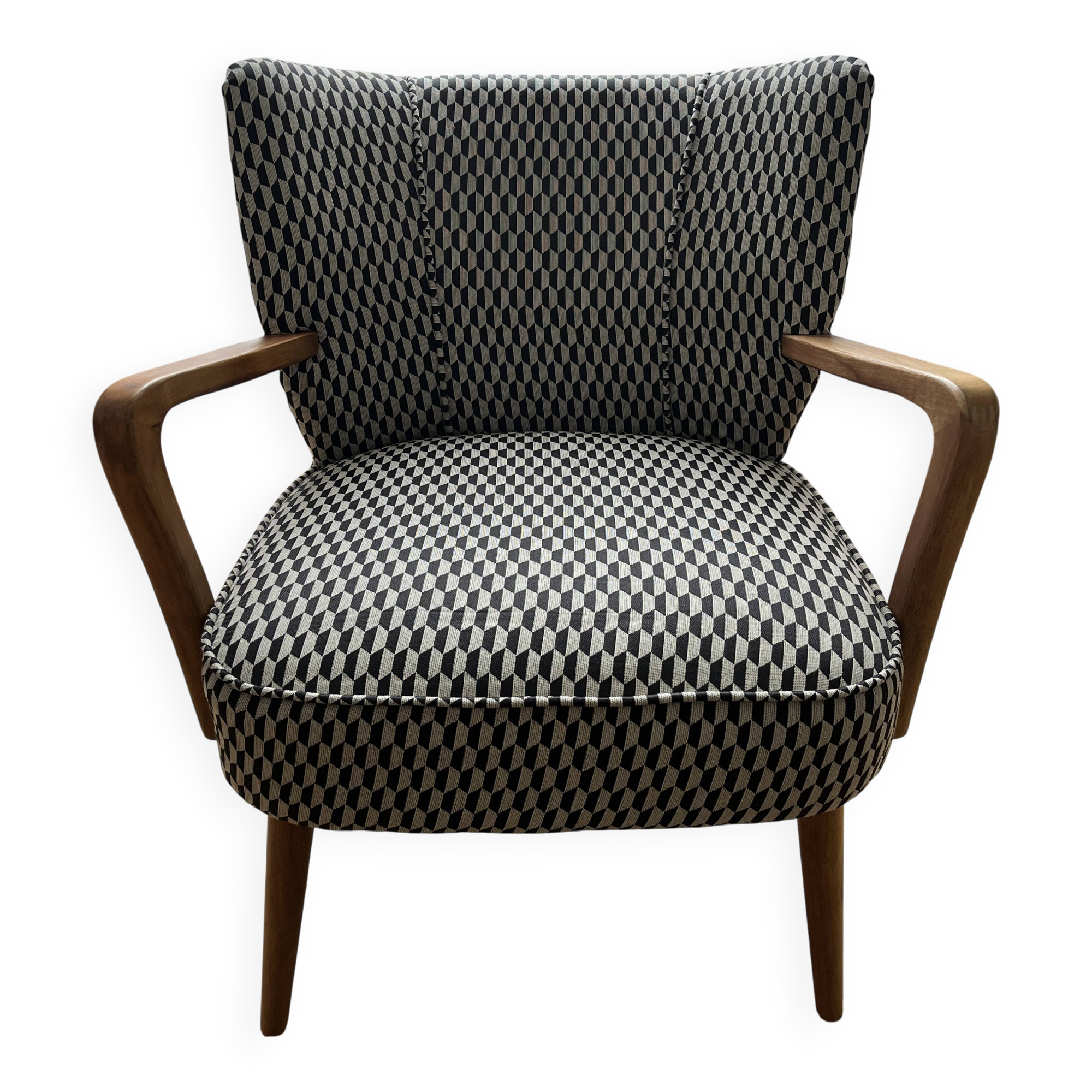 Vintage armchair – Black & white graphic patterns – Confident character