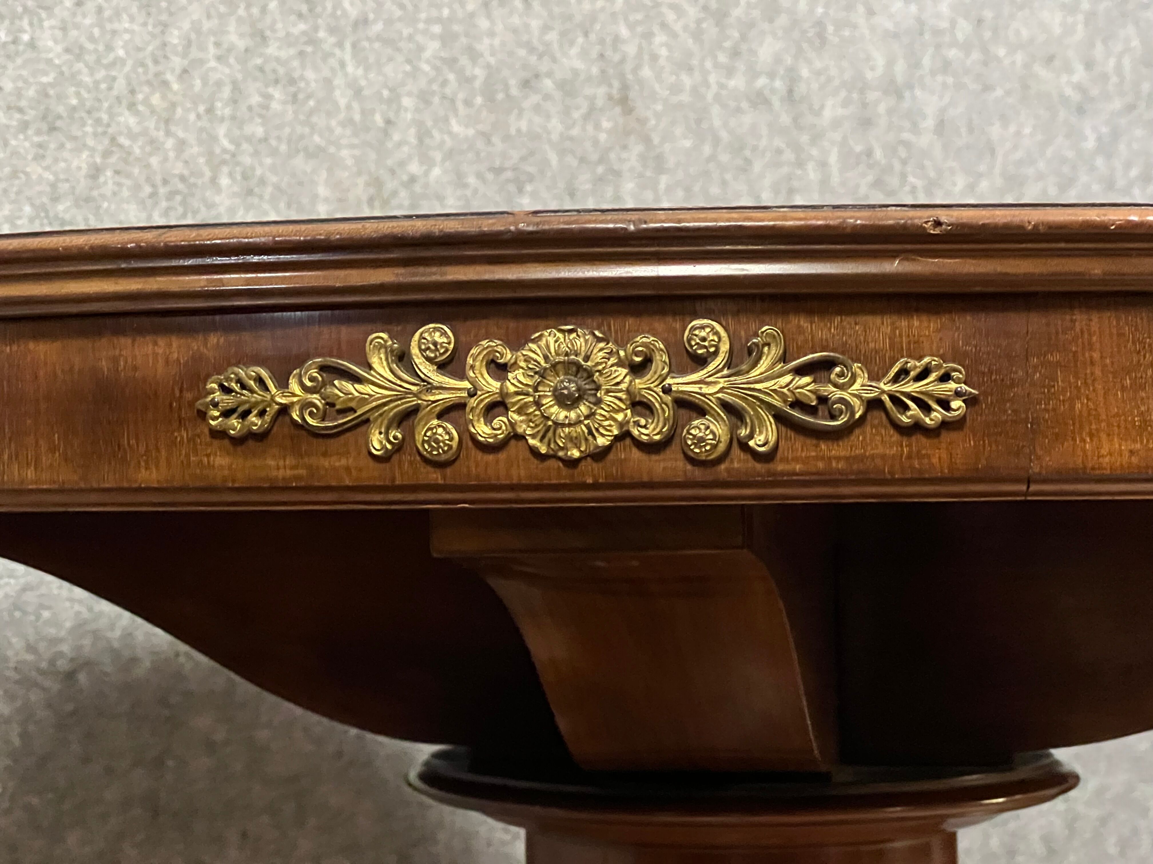 Art Deco pedestal table in mahogany and gilded bronzes around 1920