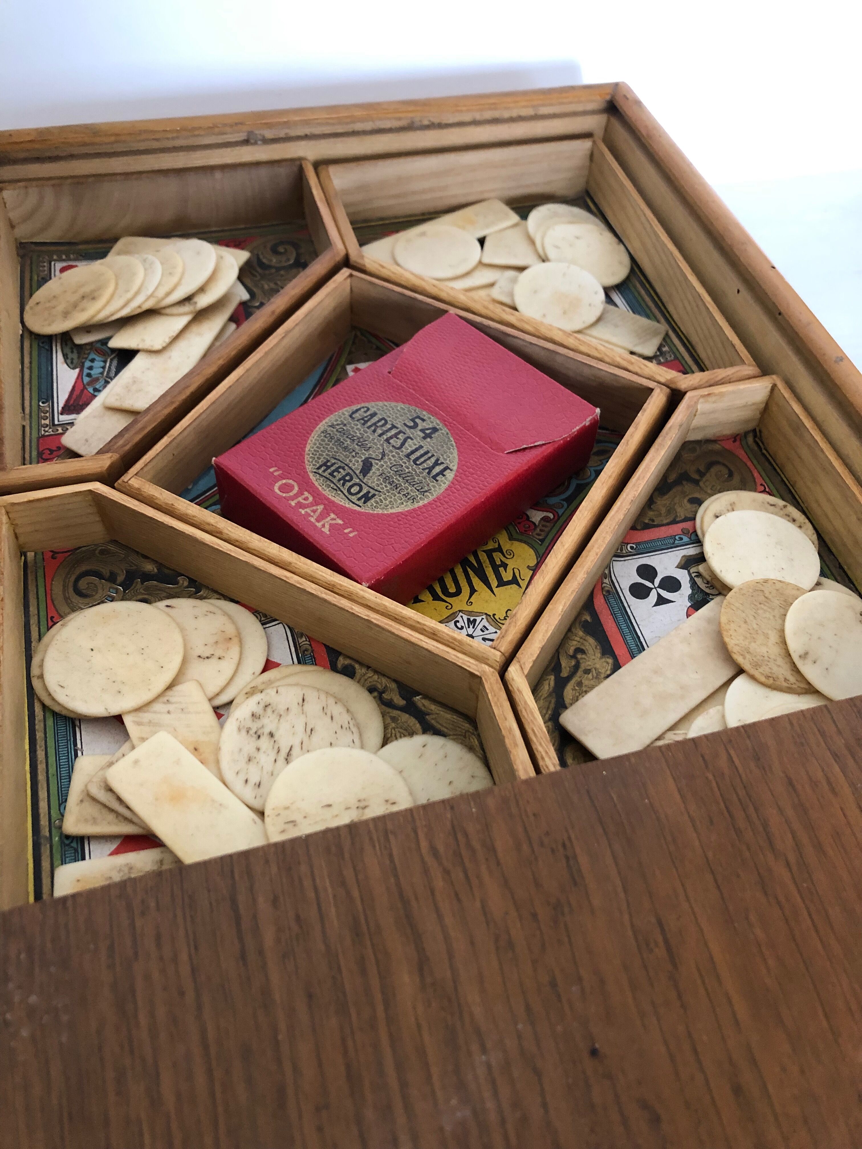 Game of yellow dwarf with its bone chips