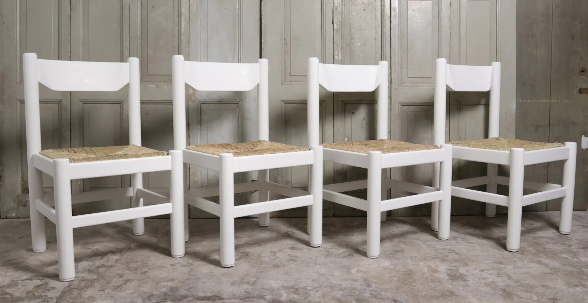 Set of 4 white rush dining chairs – Magistretti / Perriand style, 1970s