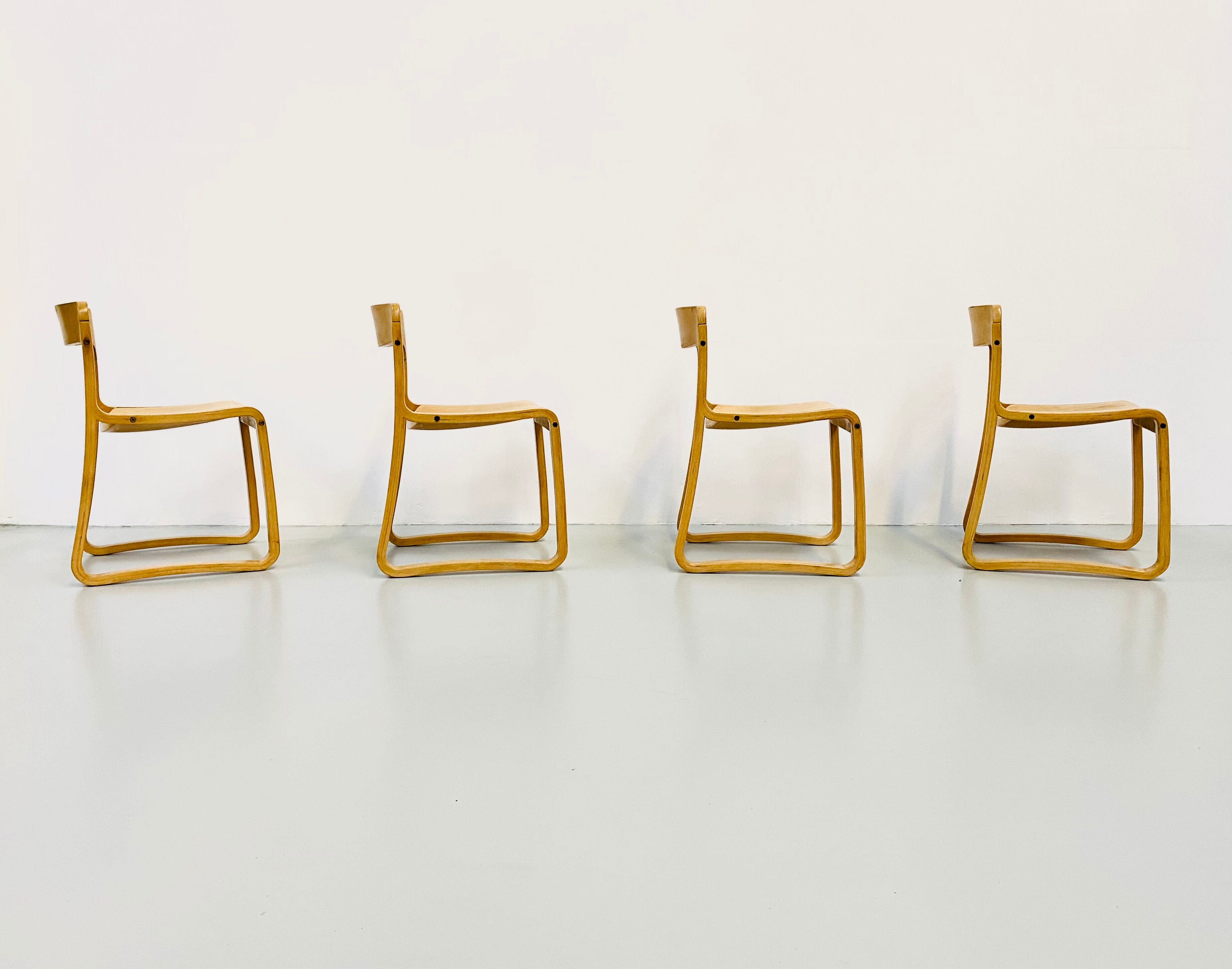 Lot de 4 chaises traîneau italiennes d'époque en hêtre contreplaqué moulé