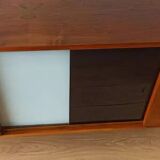 Buffet long moderniste des années 1970.