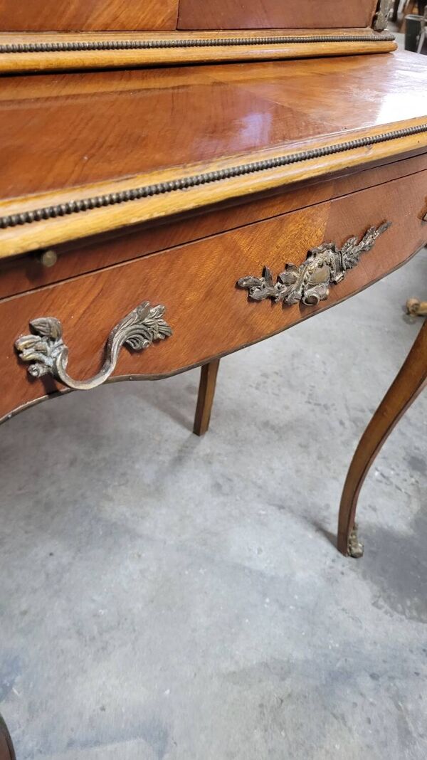 Bonheur du Jour Louis XV en marqueterie bois de rose décorées en bronze