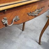 Bonheur du Jour Louis XV en marqueterie bois de rose décorées en bronze