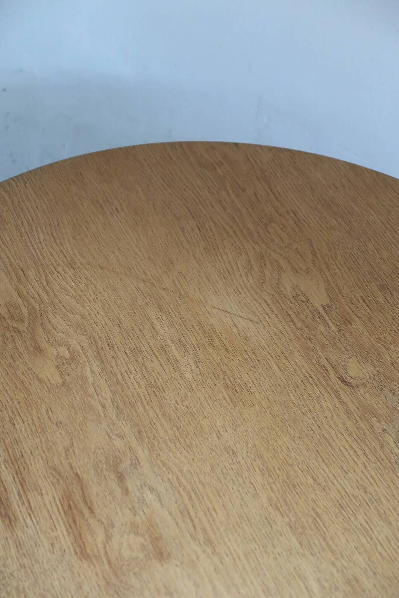 Round beech coffee table with curved legs, 1980s.