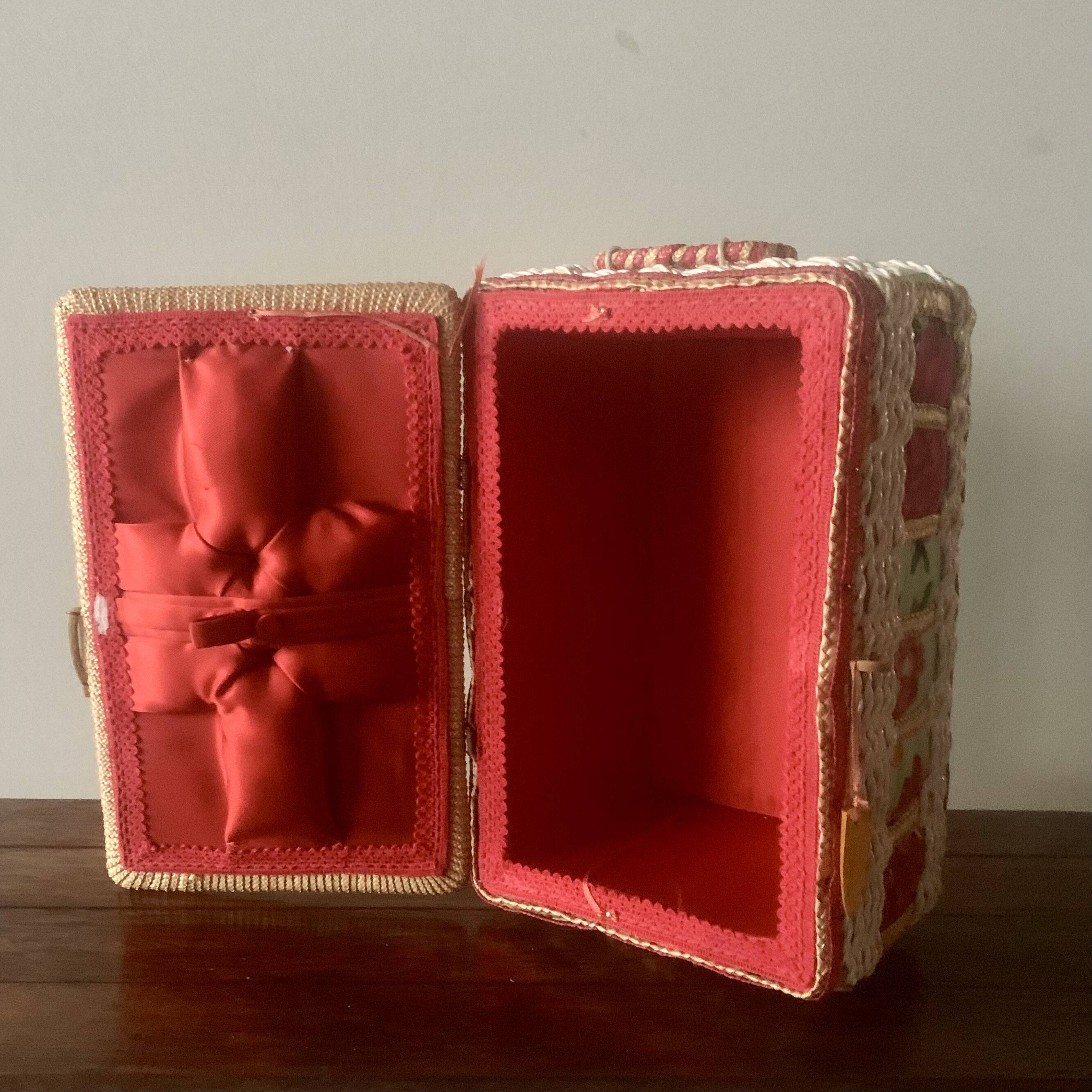 Vintage sewing basket in rattan and floral fabric