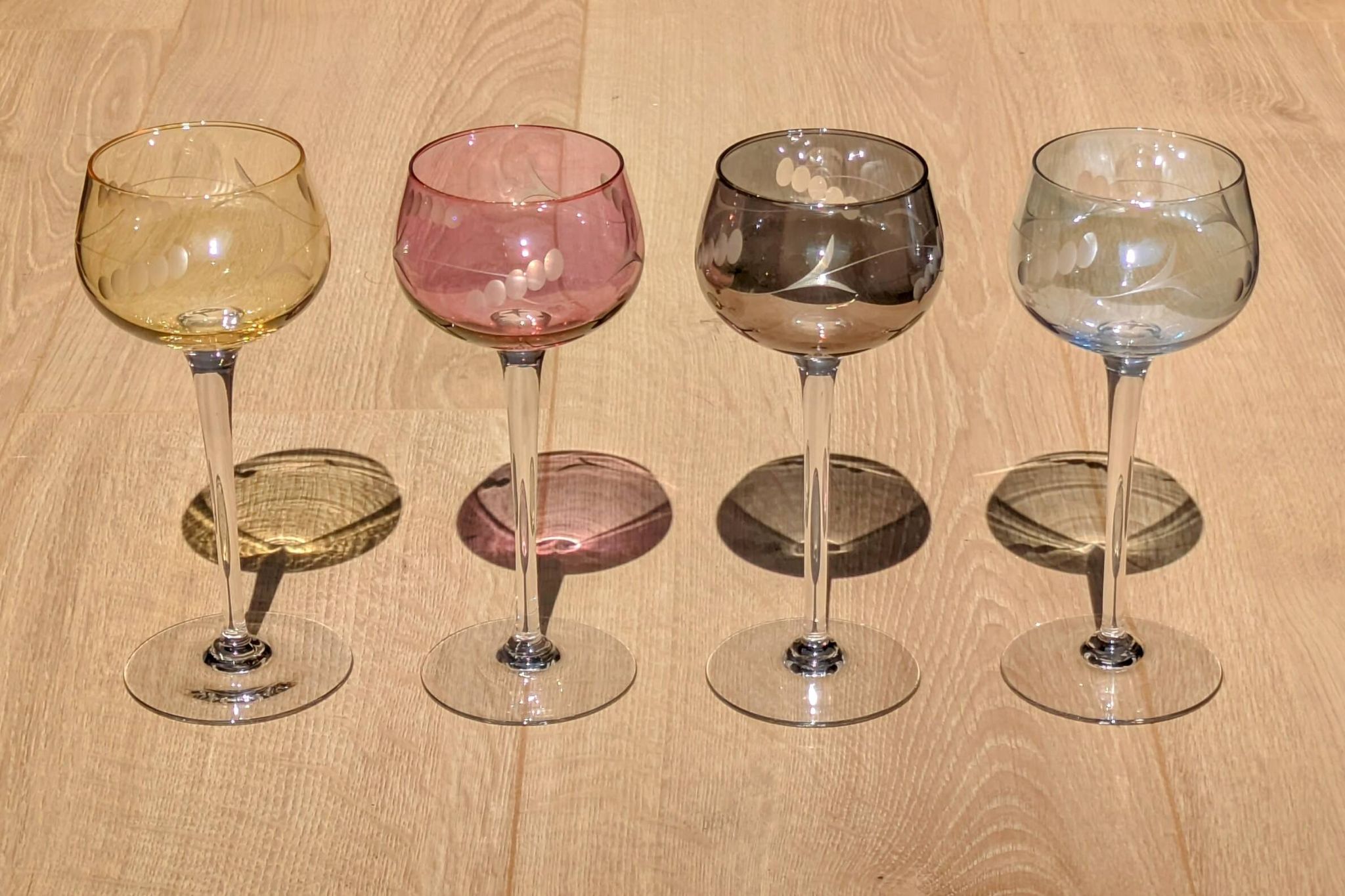 Série de 4 Verres à Vin en Cristal de Couleur  "Harlequin" Gravés Main 1960