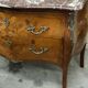 Commode galbée et marquetée style Louis XV
