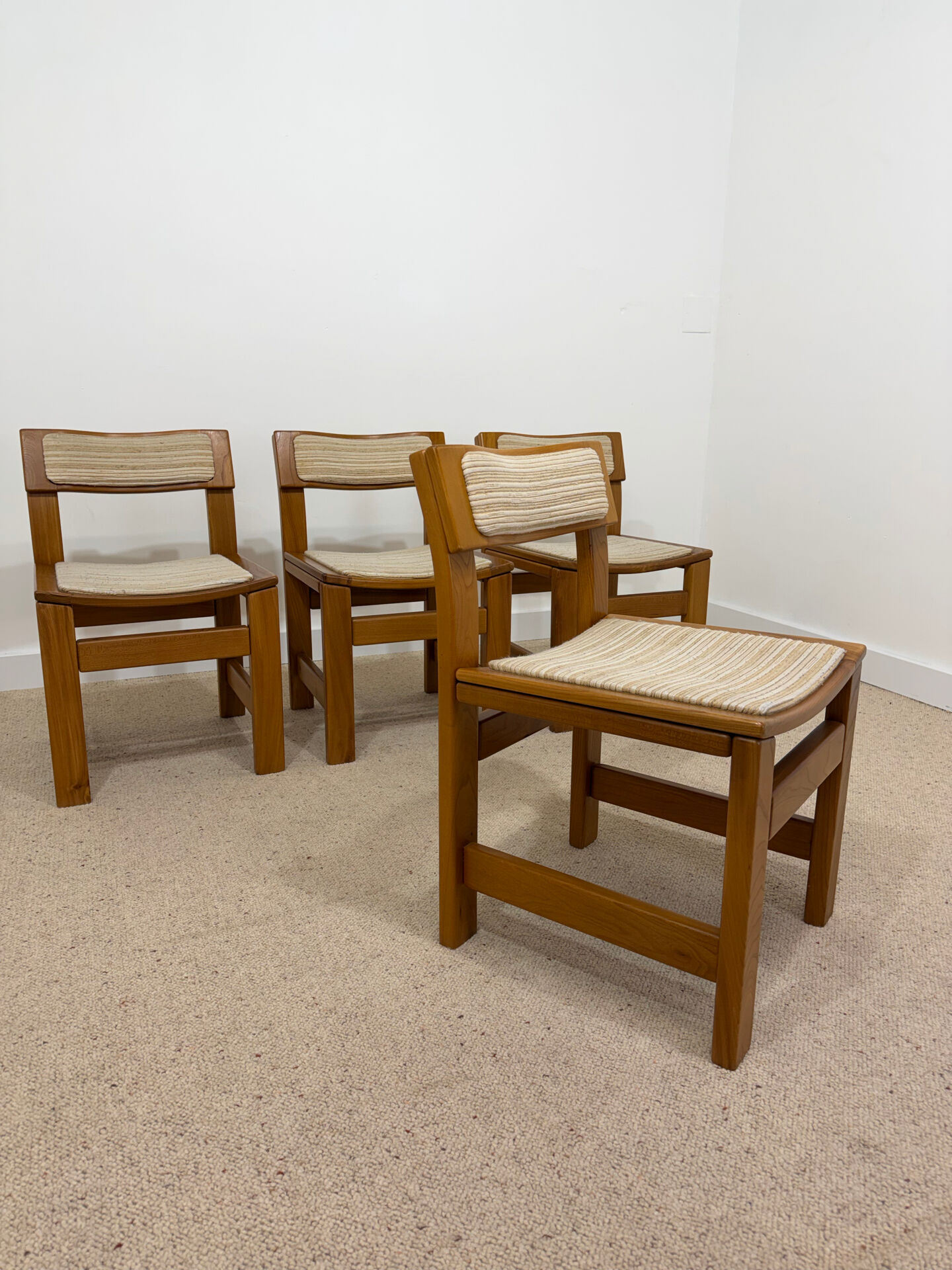 4 chaises en orme massif années 70