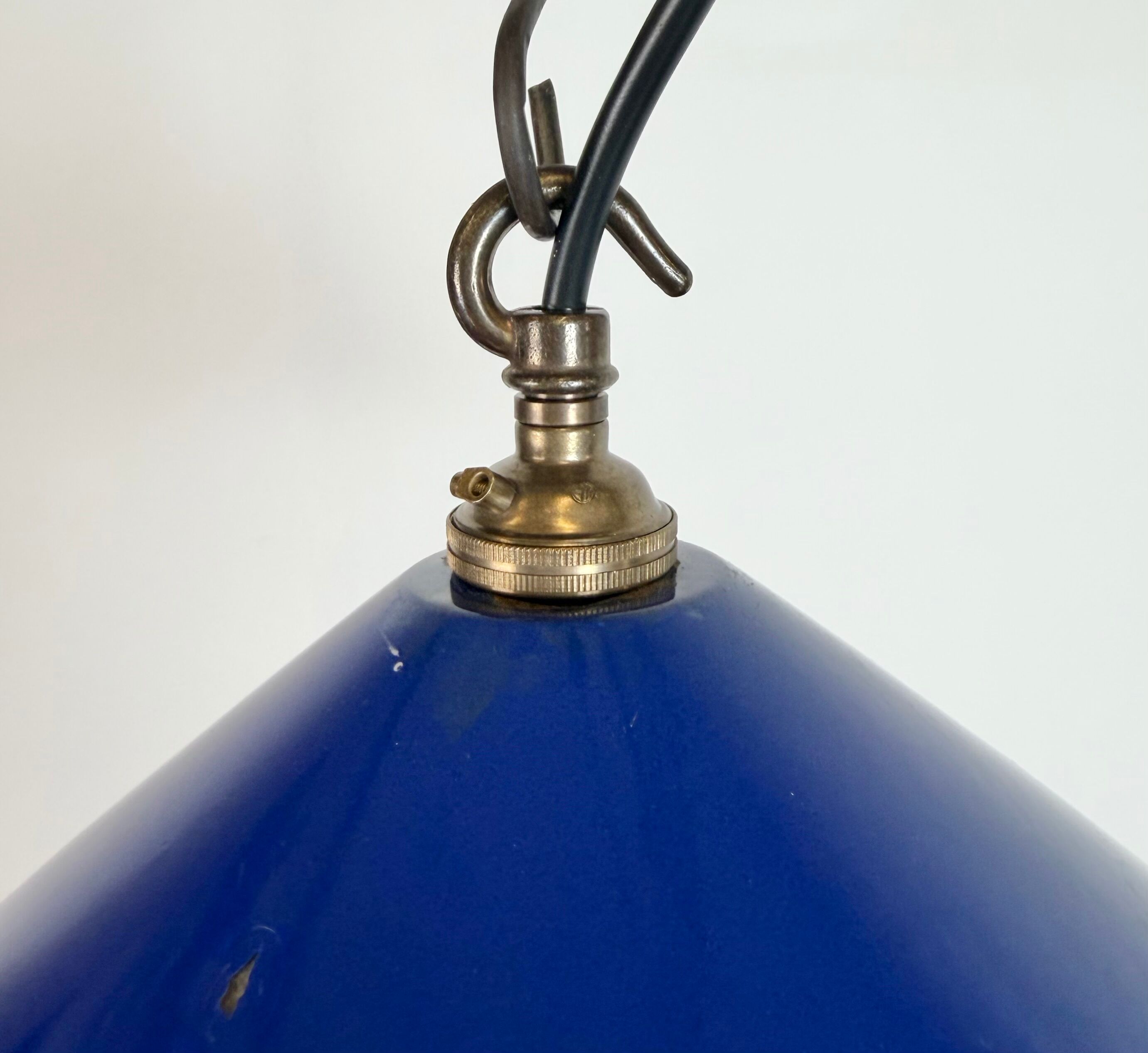 Suspension industrielle en émail bleu cobalt, années 1950