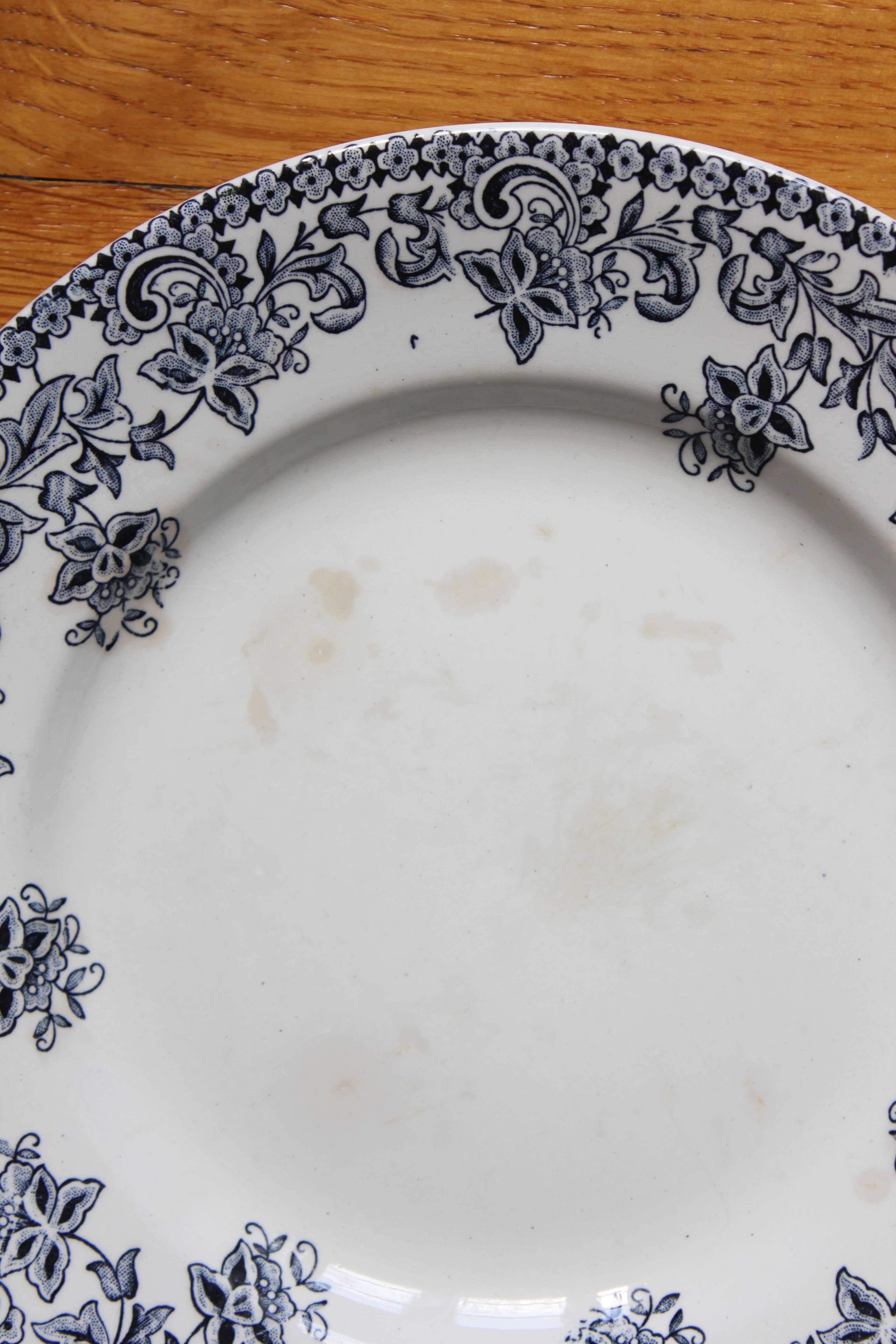 3 flat ironware plates, "Jane" model, Saint Amand