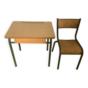 bureau d’écolier et - chaise