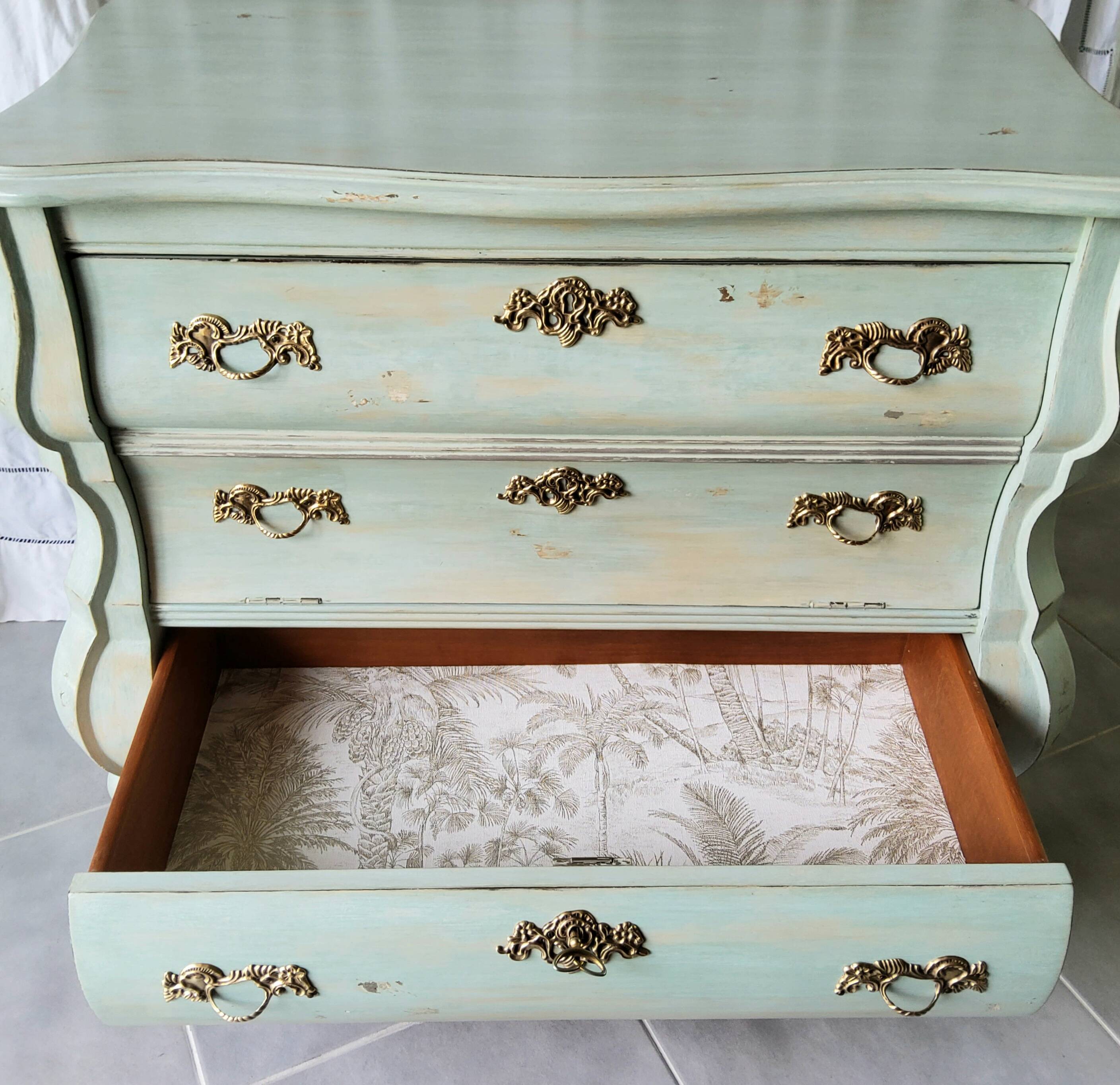 Commode galbée patinée