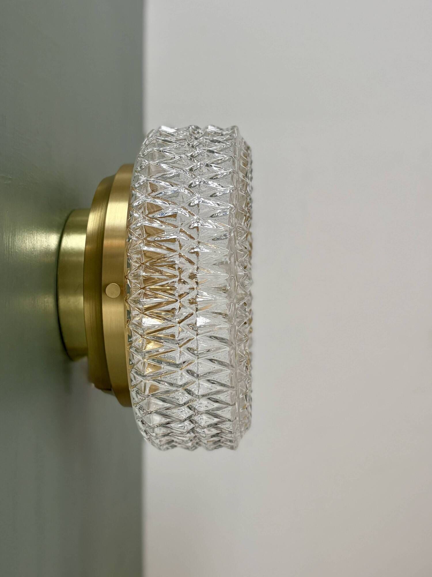 Vintage moulded glass wall or ceiling light globe (PLAF40)