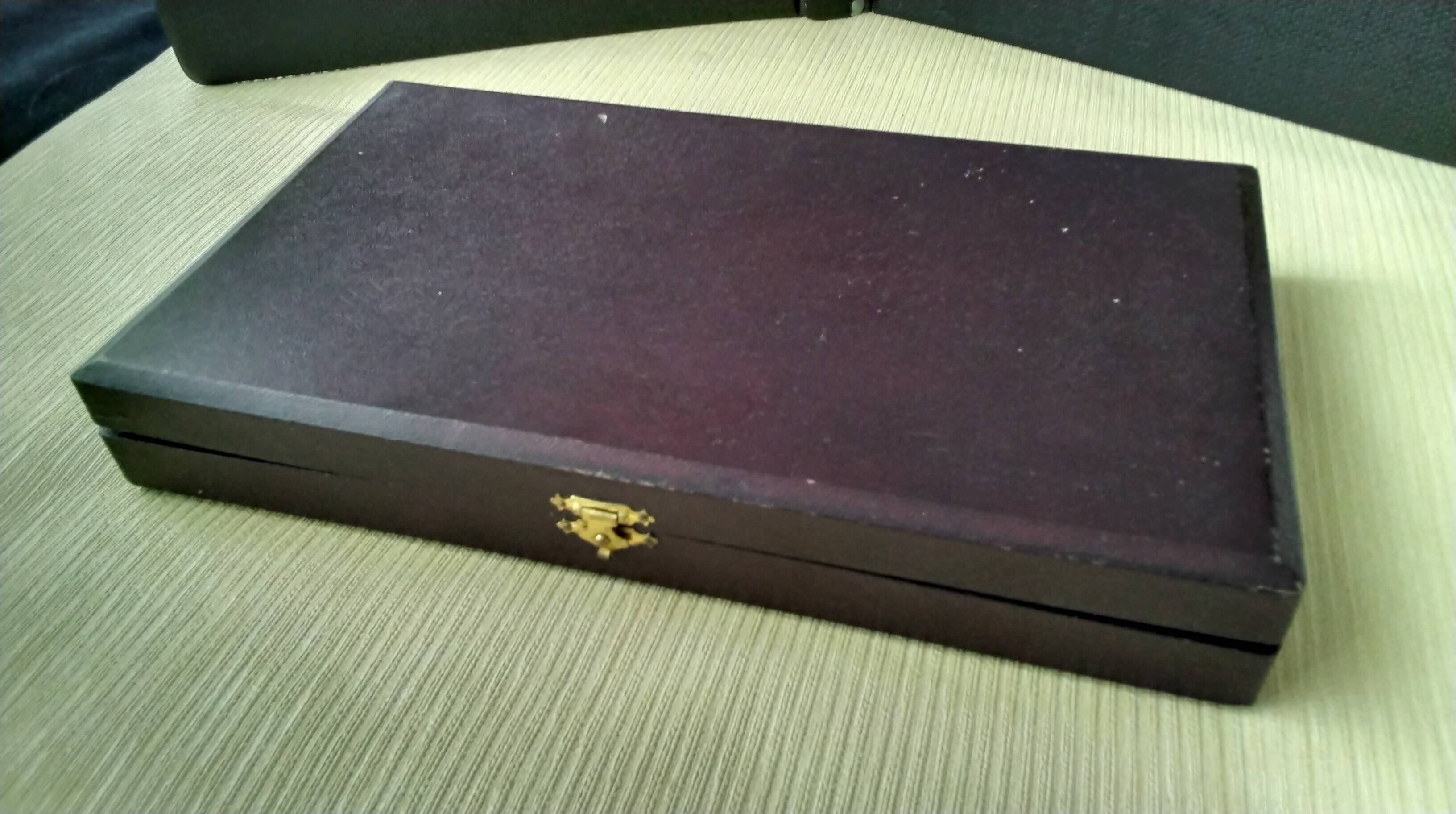 Set of 12 table knives with bovine horn, silver-plated metal and stainless steel.