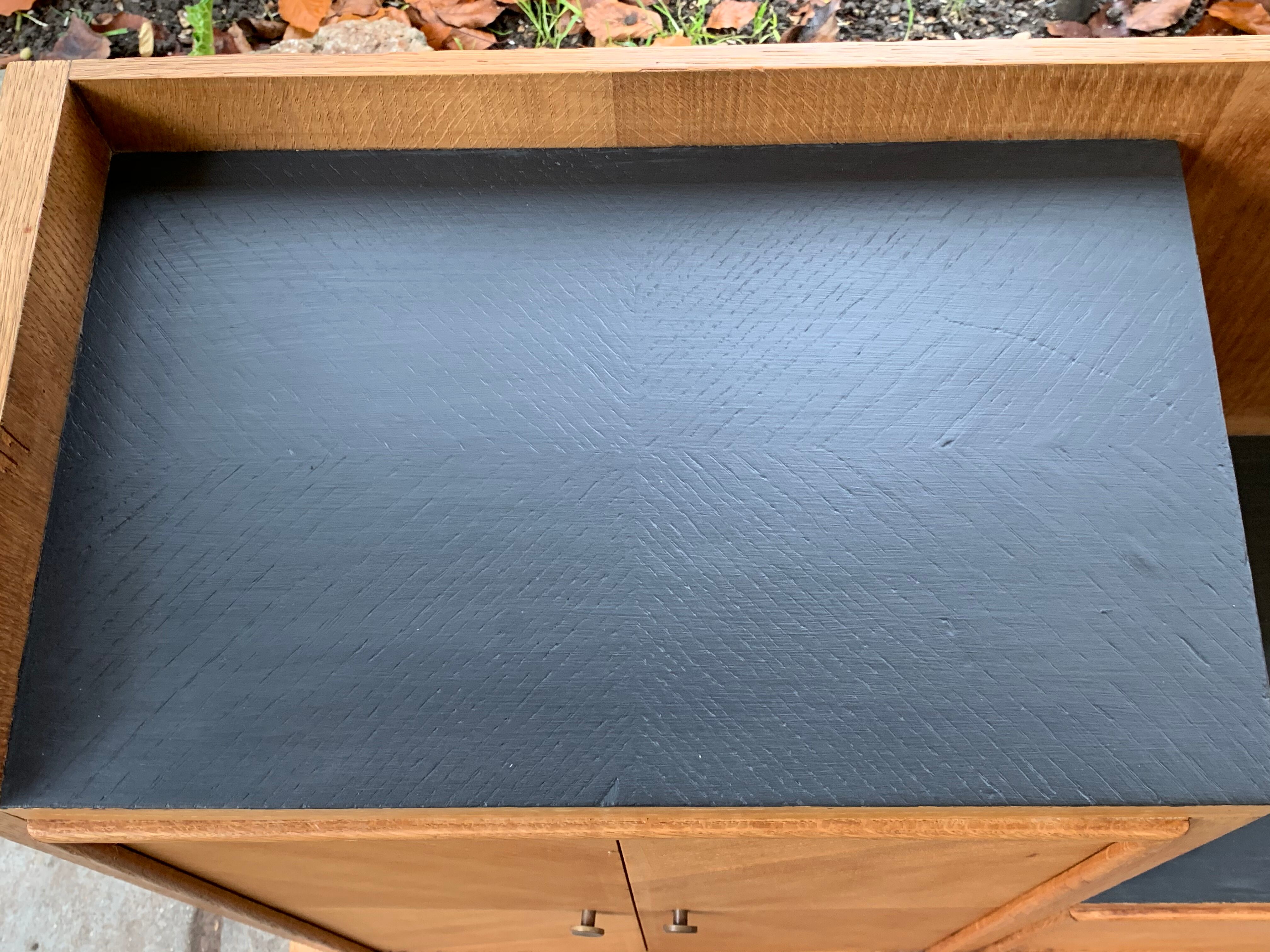 Buffet asymmetrical compass feet