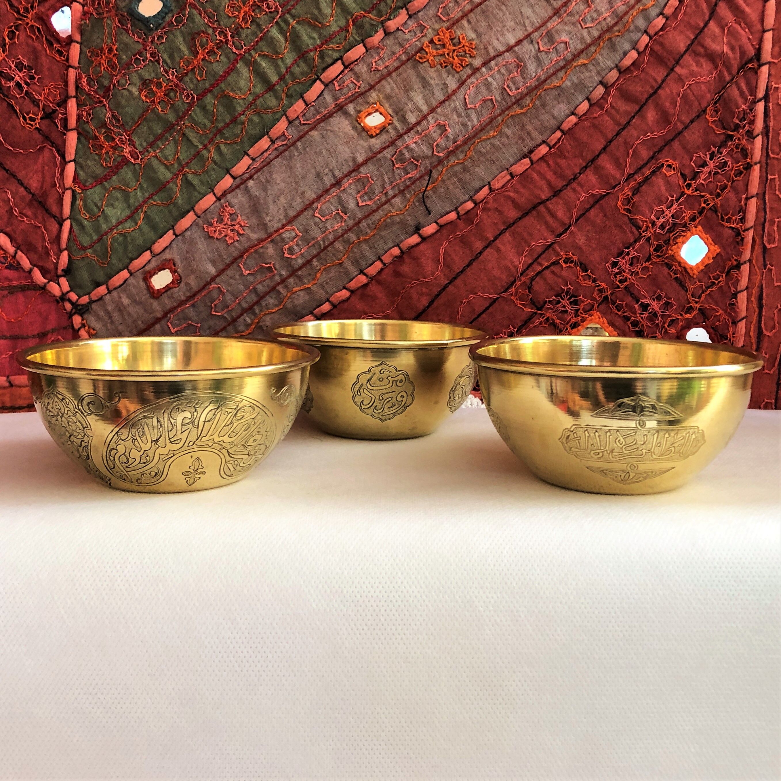 Set of 3 bowls in orient chiseled brass