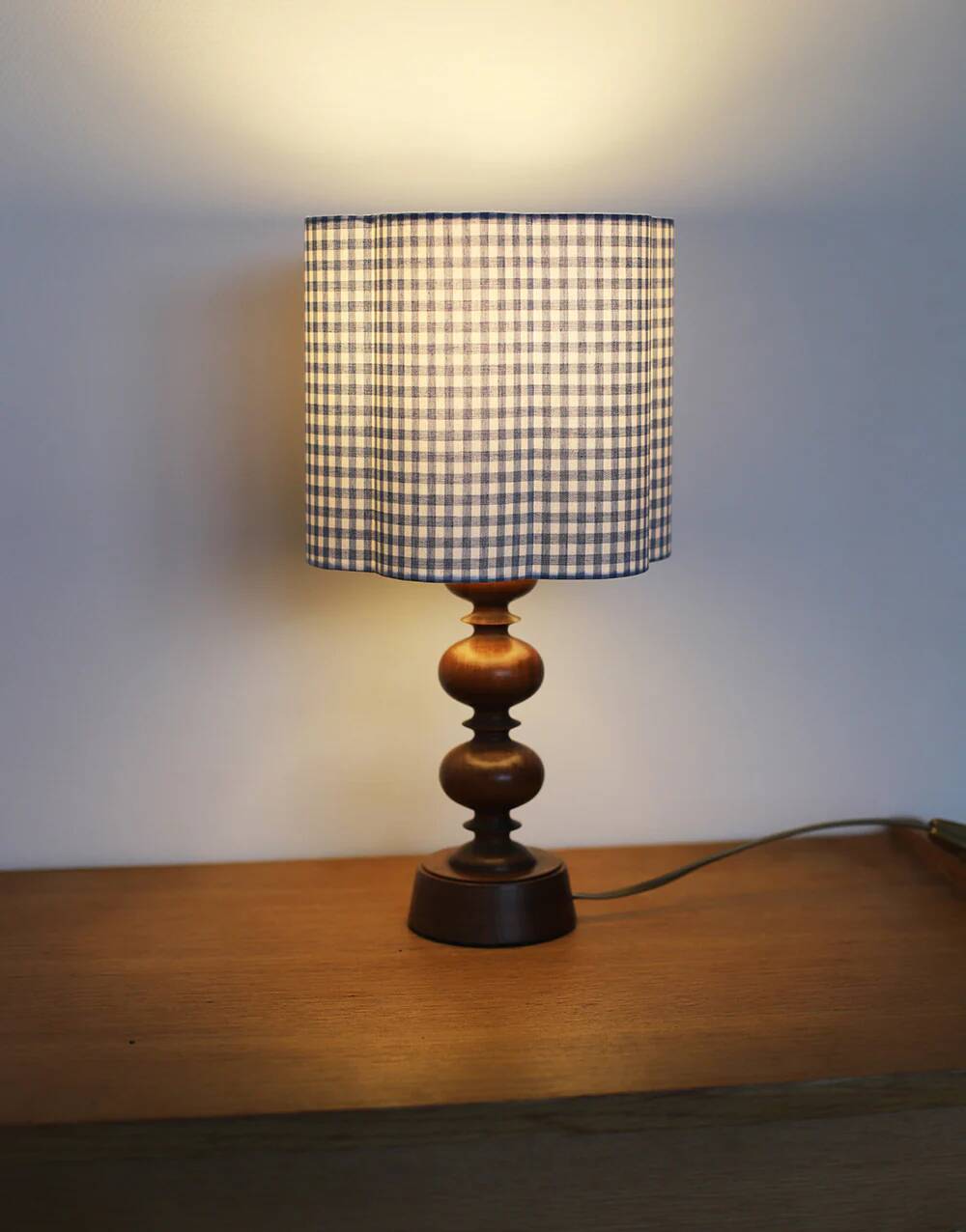 Lampe à poser, pied en bois tourné 1960 et abat-jour vichy bleu ciel