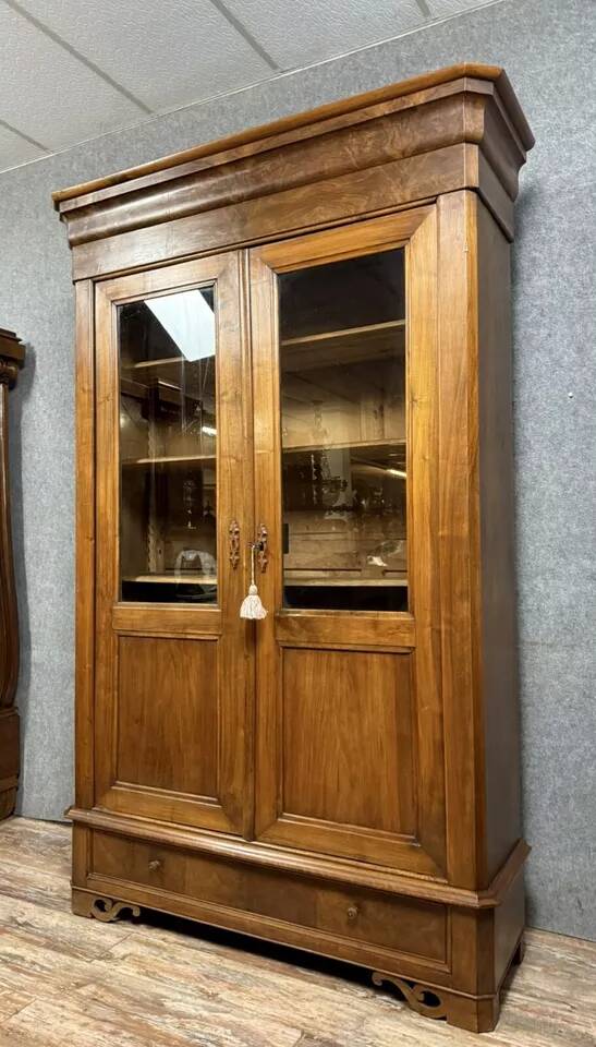 Louis Philippe - Charles X period bookcase in walnut circa 1820