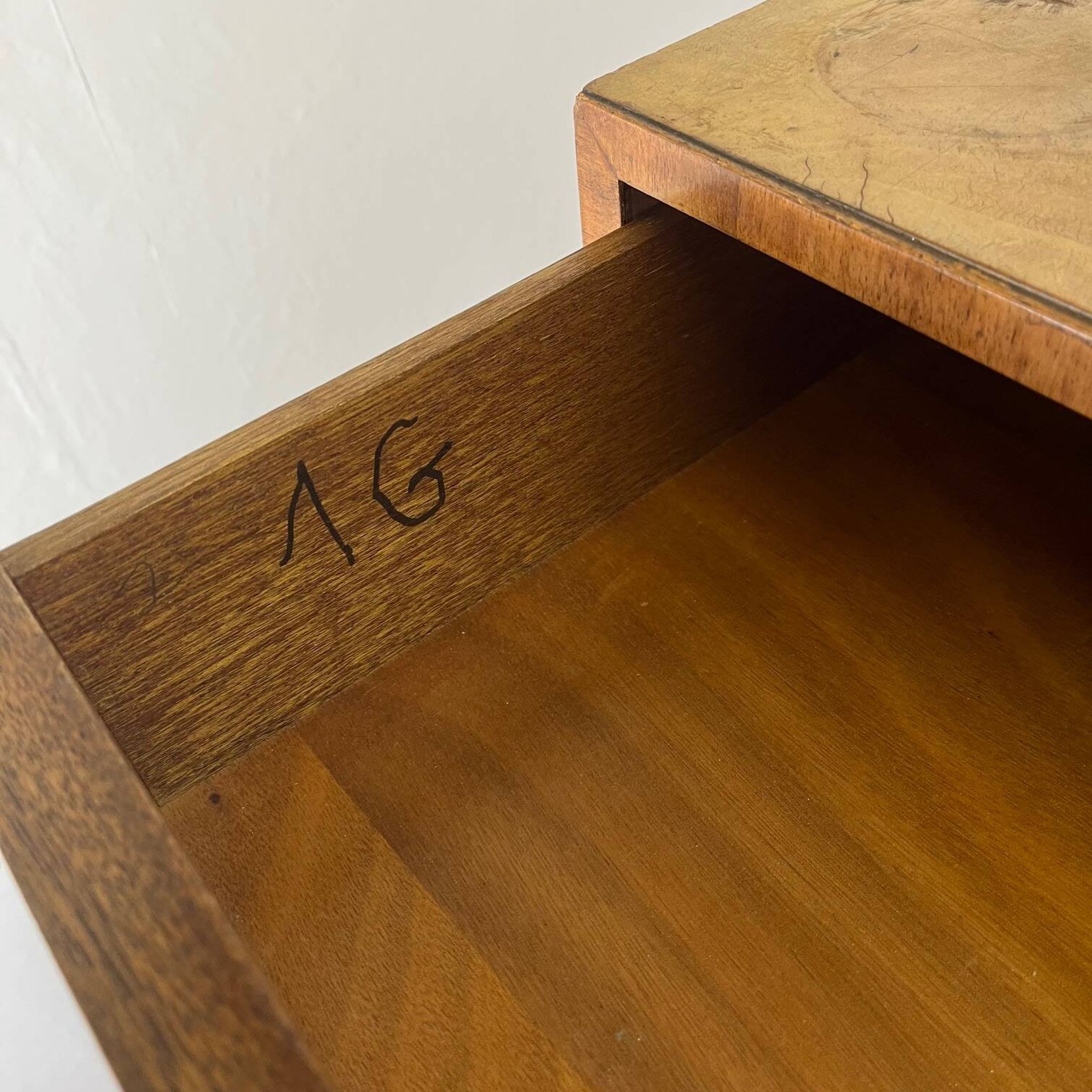 Tall chest of drawers, Art Deco weekly chest in flamed walnut, 1930-1940