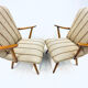 Une paire de chaises vintage avec des rayures