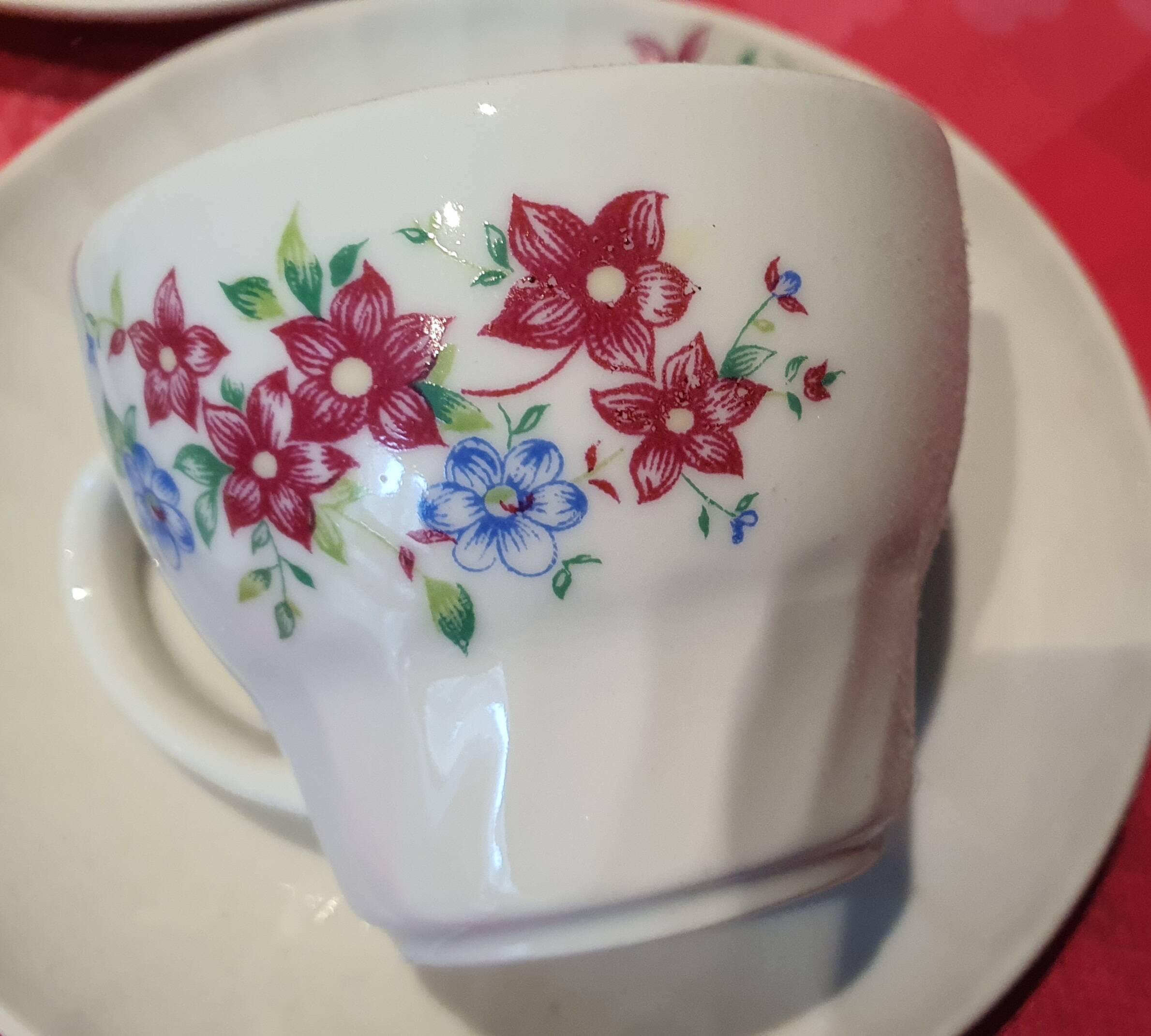 5 tasses à cadé avec soucoupes