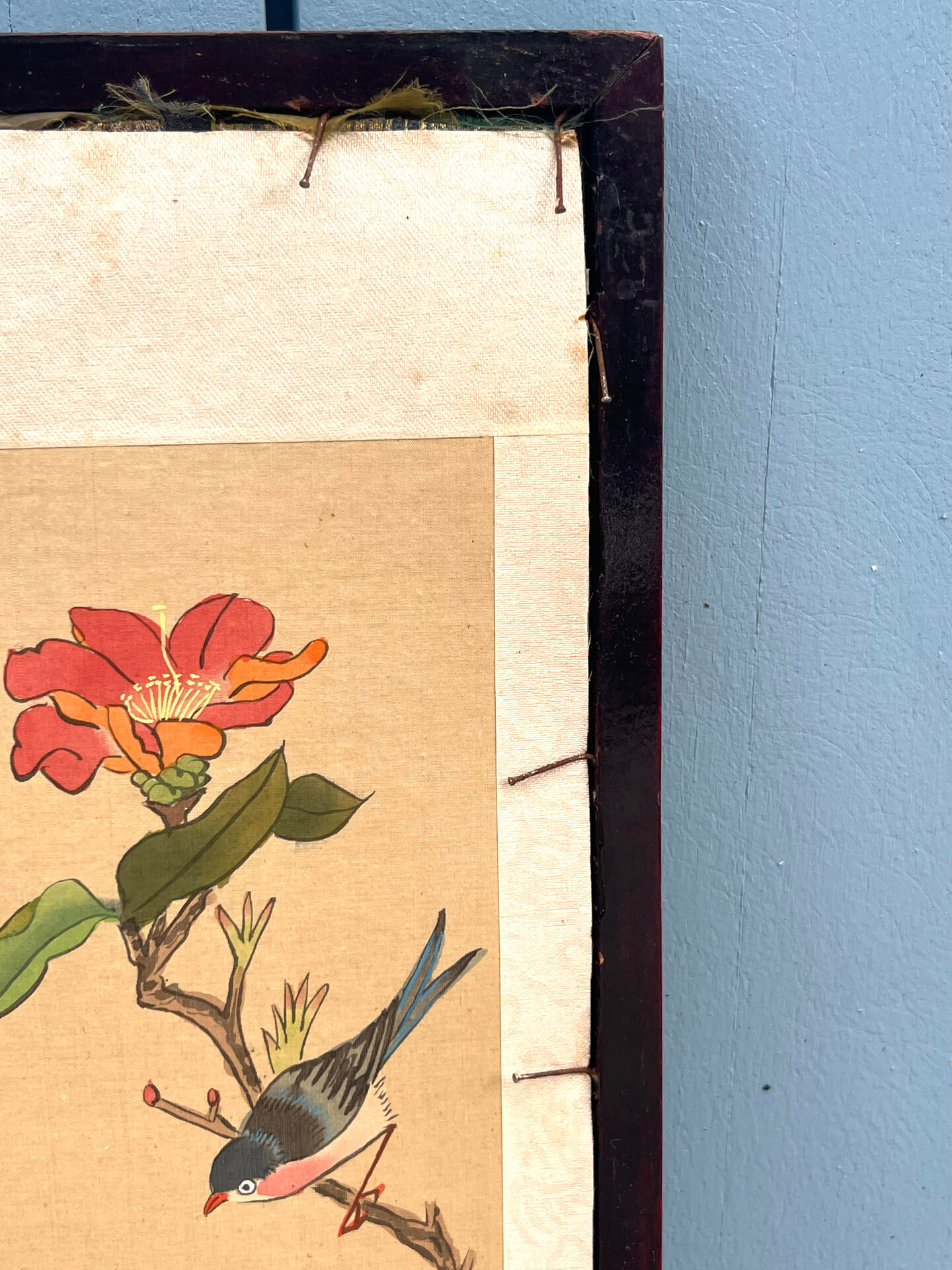 Panneau en soie brodé chinois encadré avec un oiseau et des fleurs.