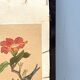 Panneau en soie brodé chinois encadré avec un oiseau et des fleurs.