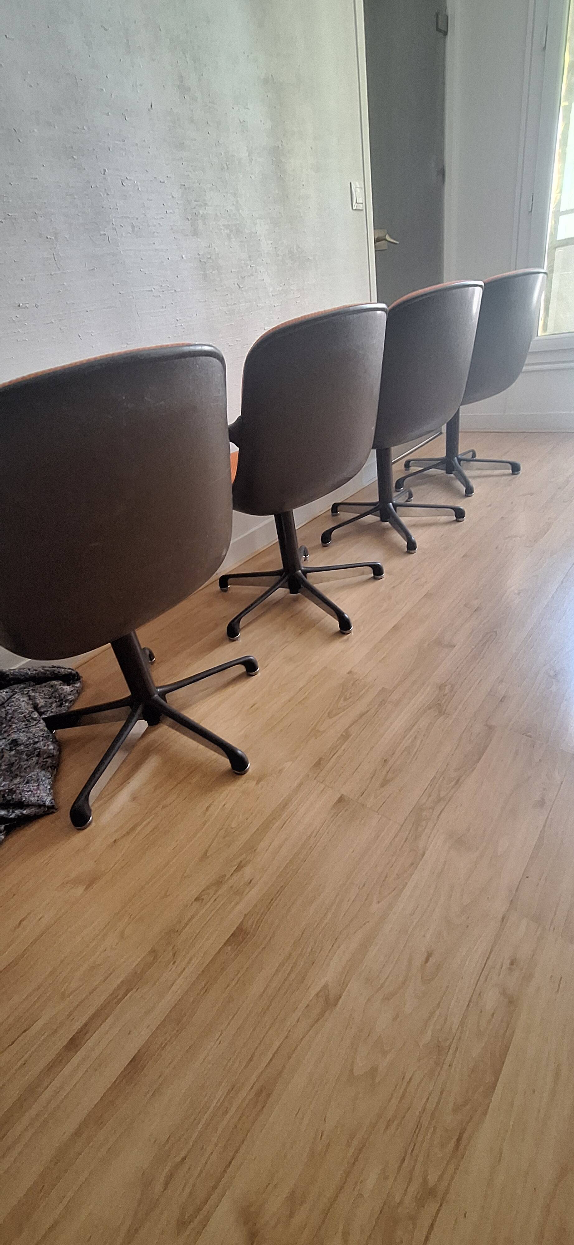 Pollock office chairs manufactured by Comforto