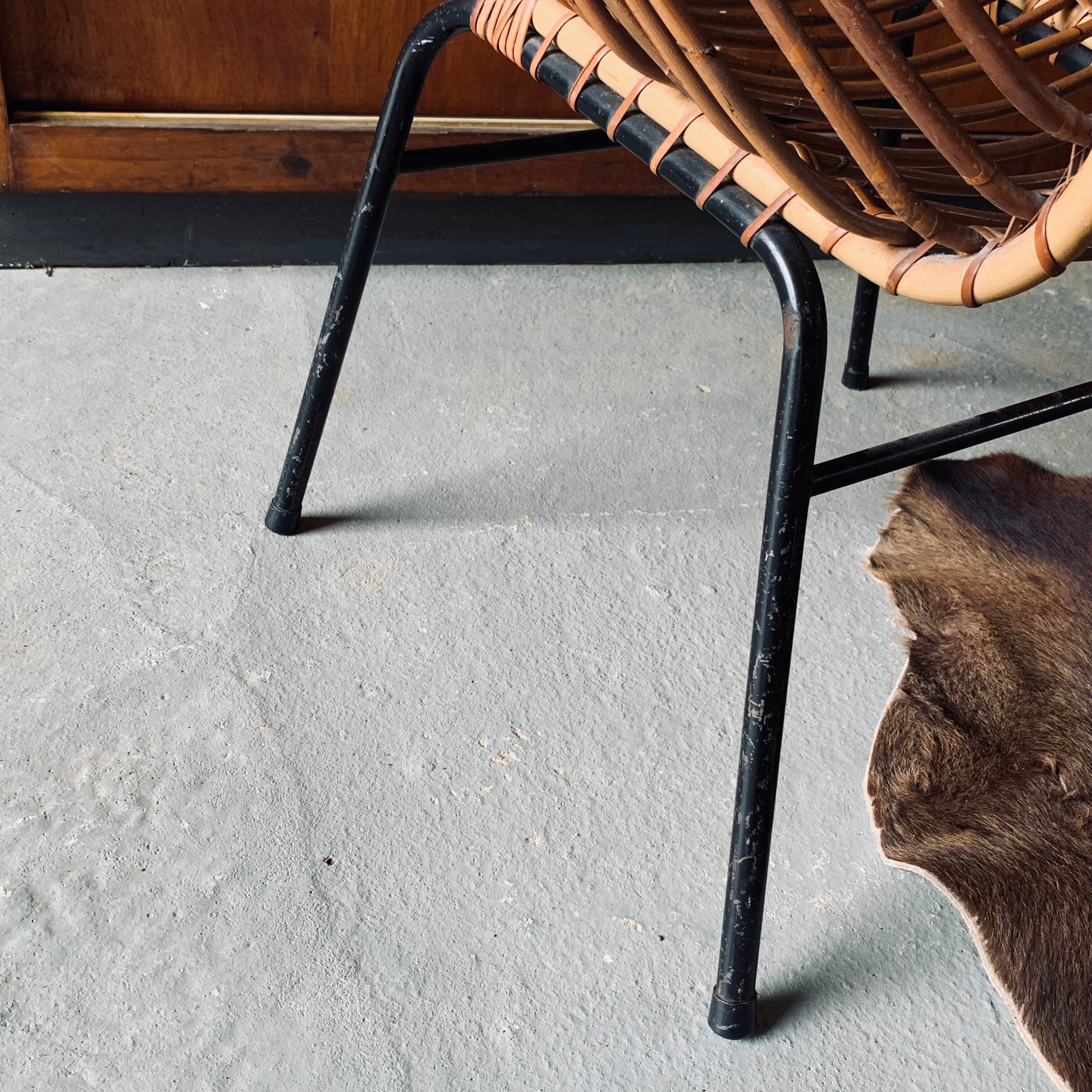 Rattan armchair and black metal base 1960