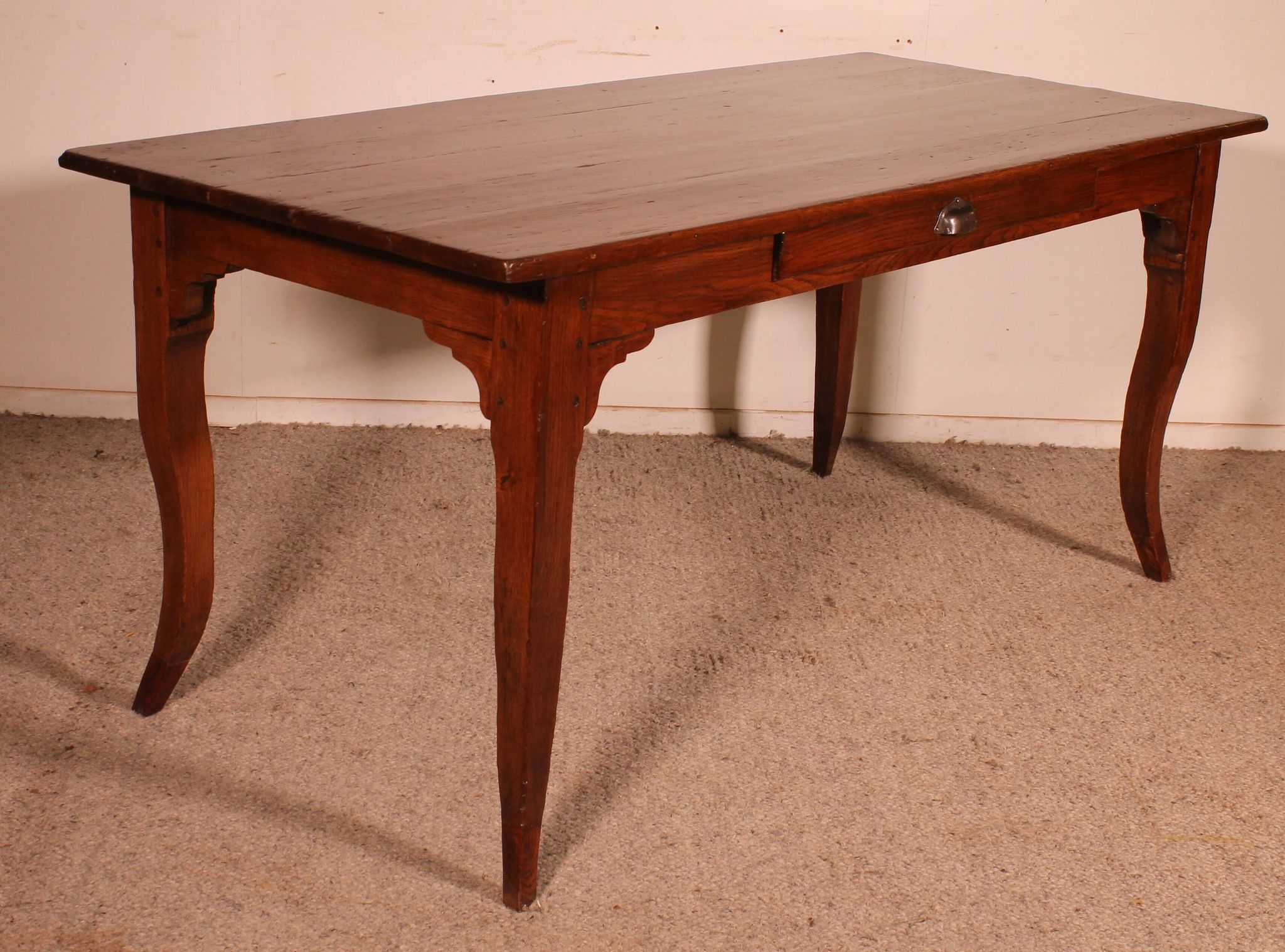 Louis XV table in oak, late 18th century.
