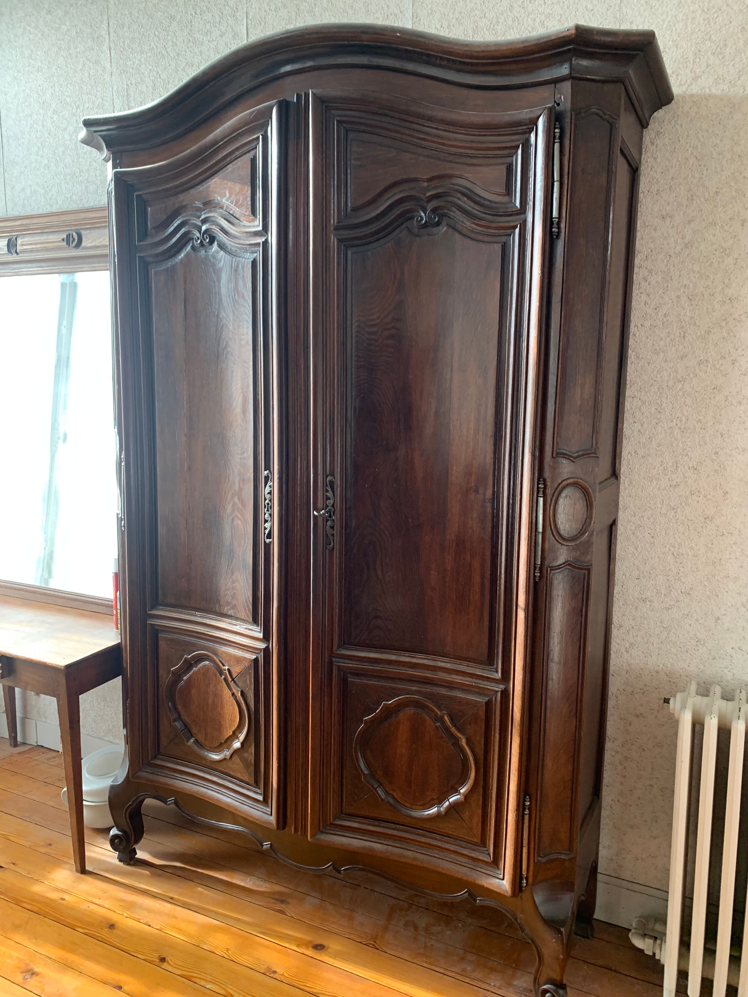 Louis XV cupboard, shapely door